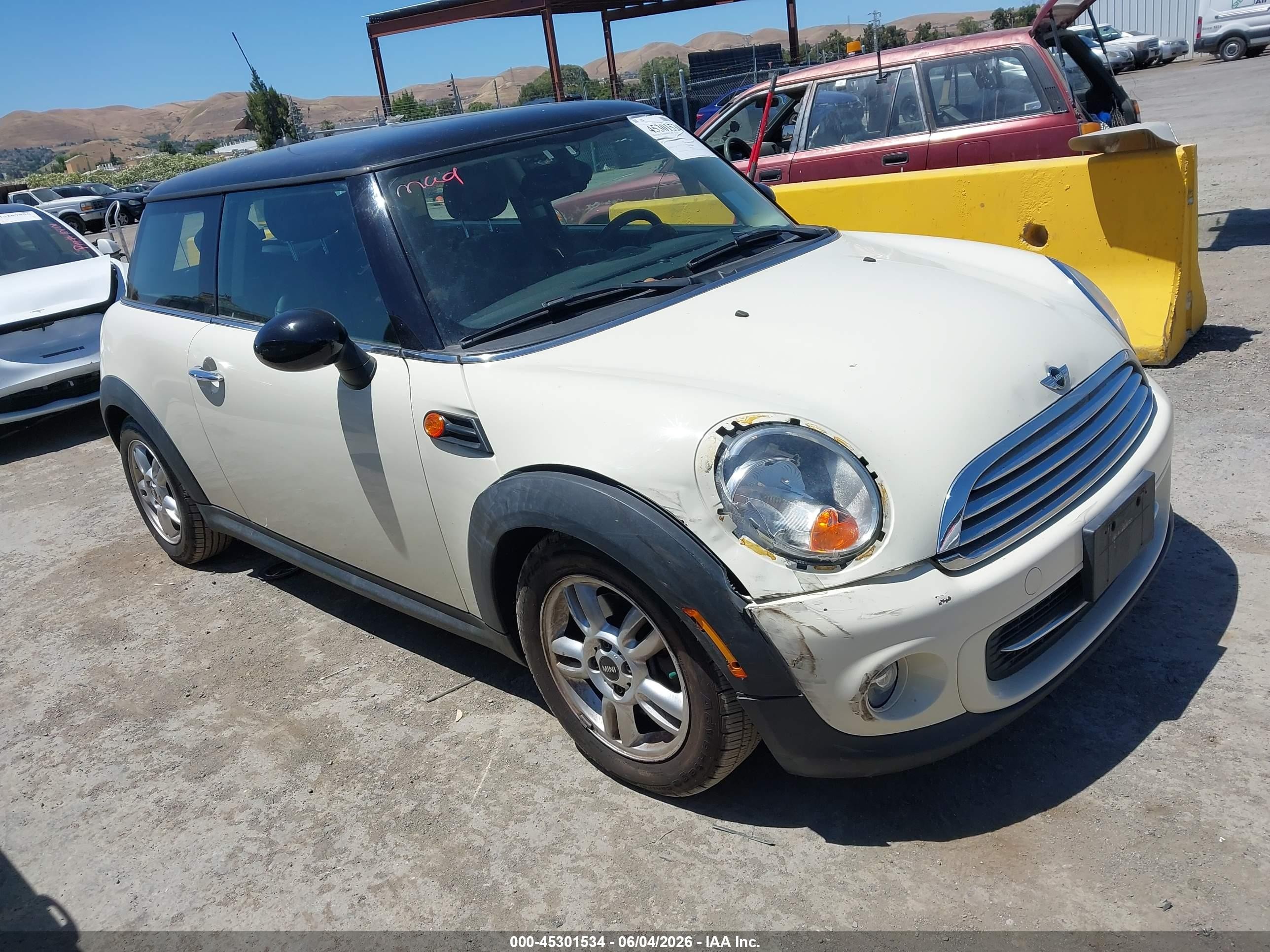 2013 MINI Hardtop, VIN WMWSU3C57DT549203 — Перед