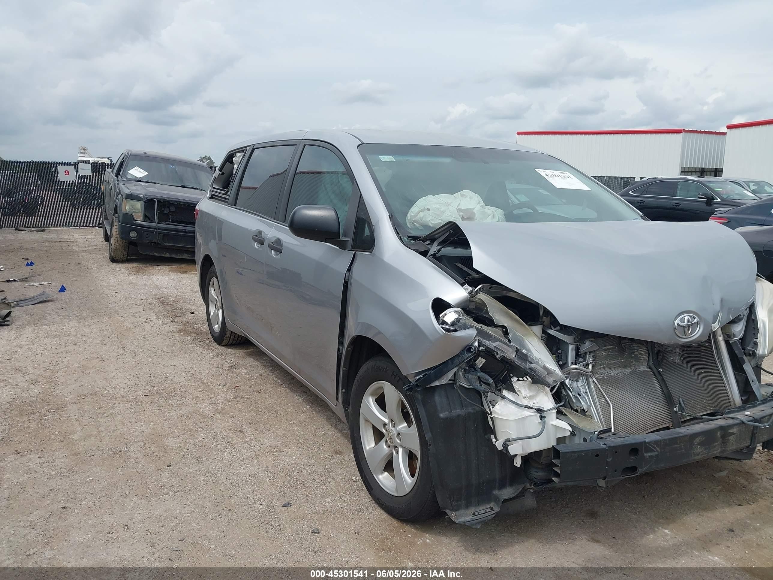 2016 Toyota Sienna L, VIN 5TDZK3DC6GS717470 — Front end