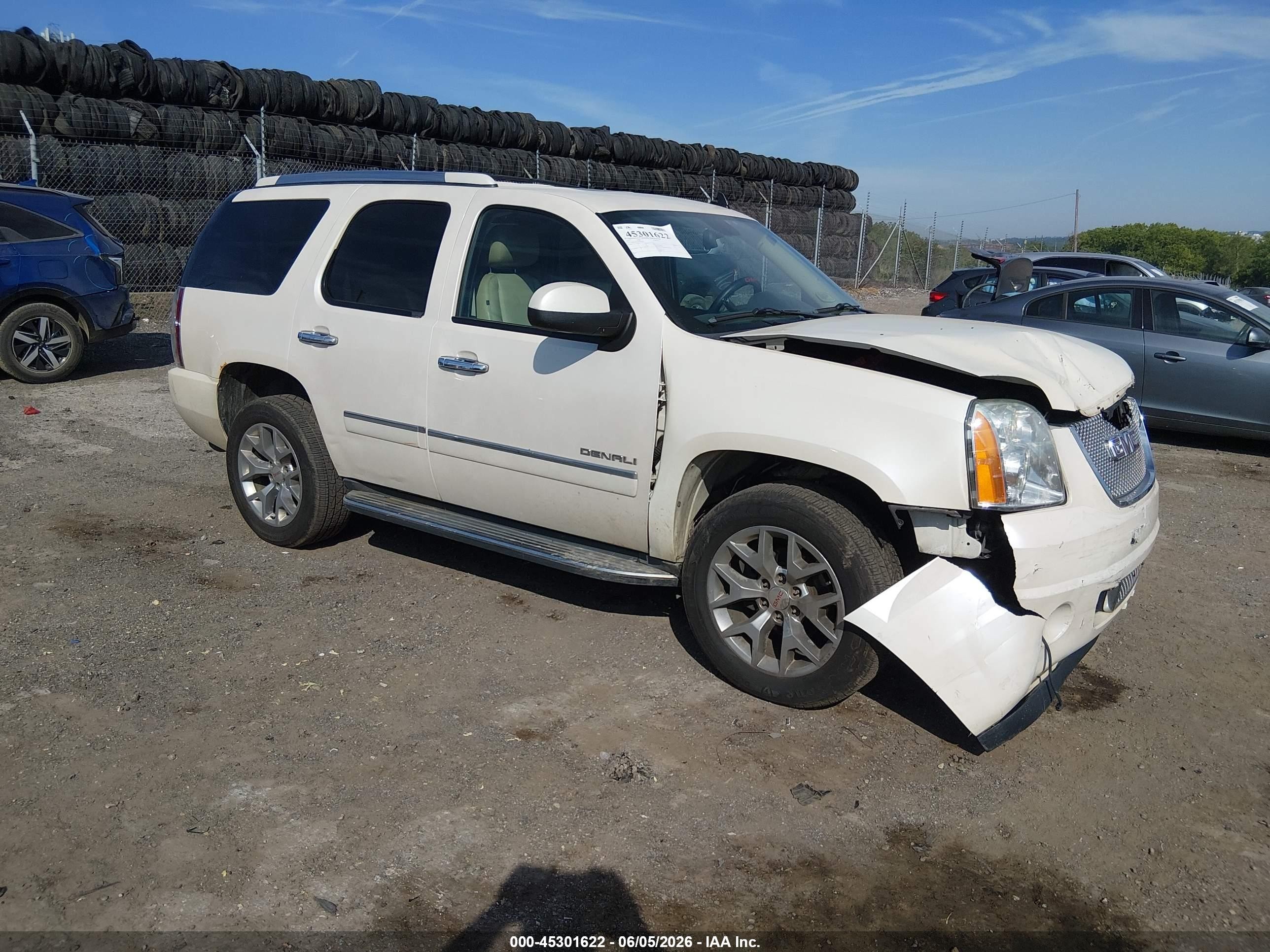 2011 GMC Yukon Denali, VIN 1GKS2EEF5BR221058 — Перед