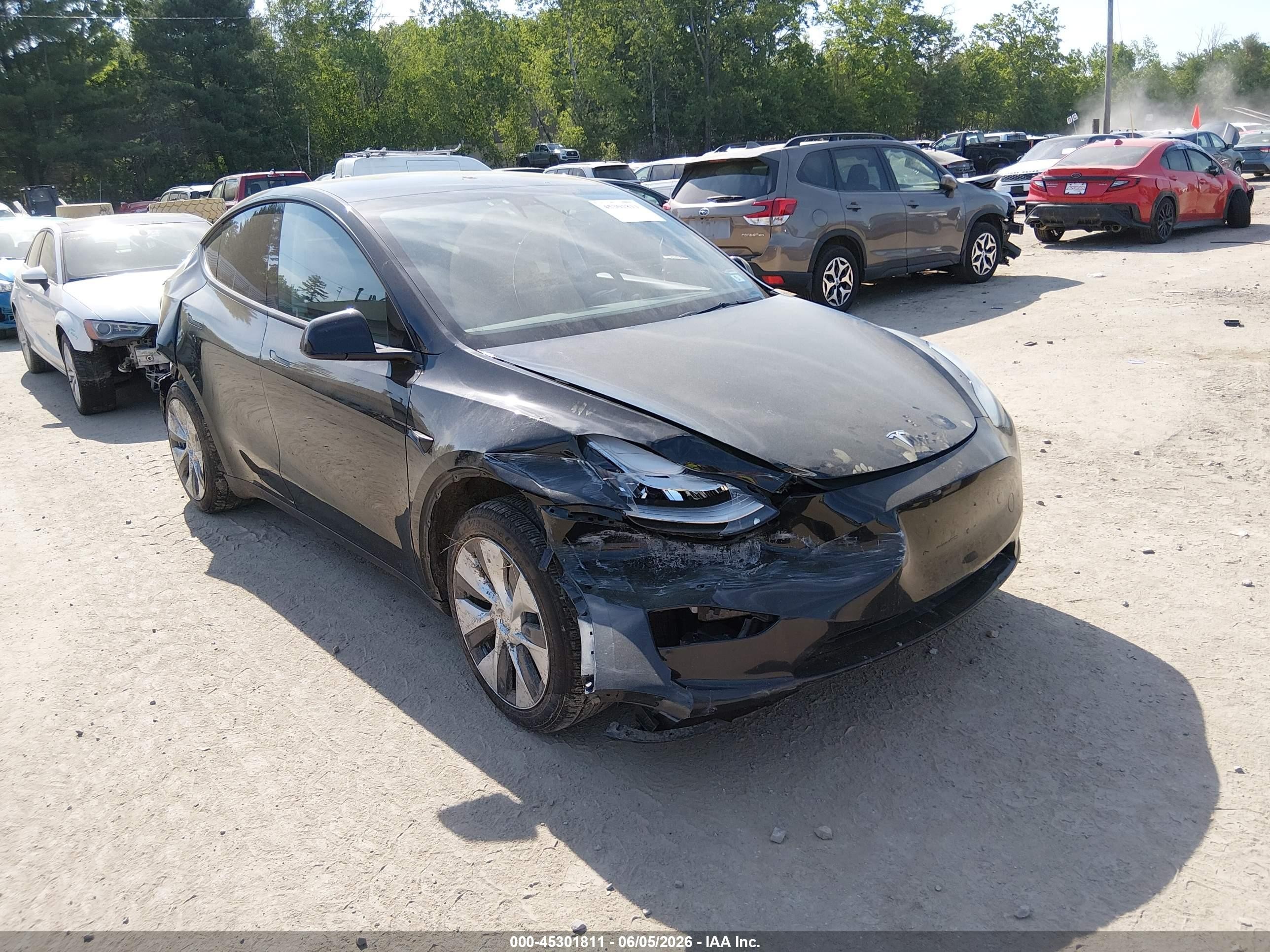 2021 Tesla Model Y Long Range, VIN 5YJYGDEE6MF131662 — Front end