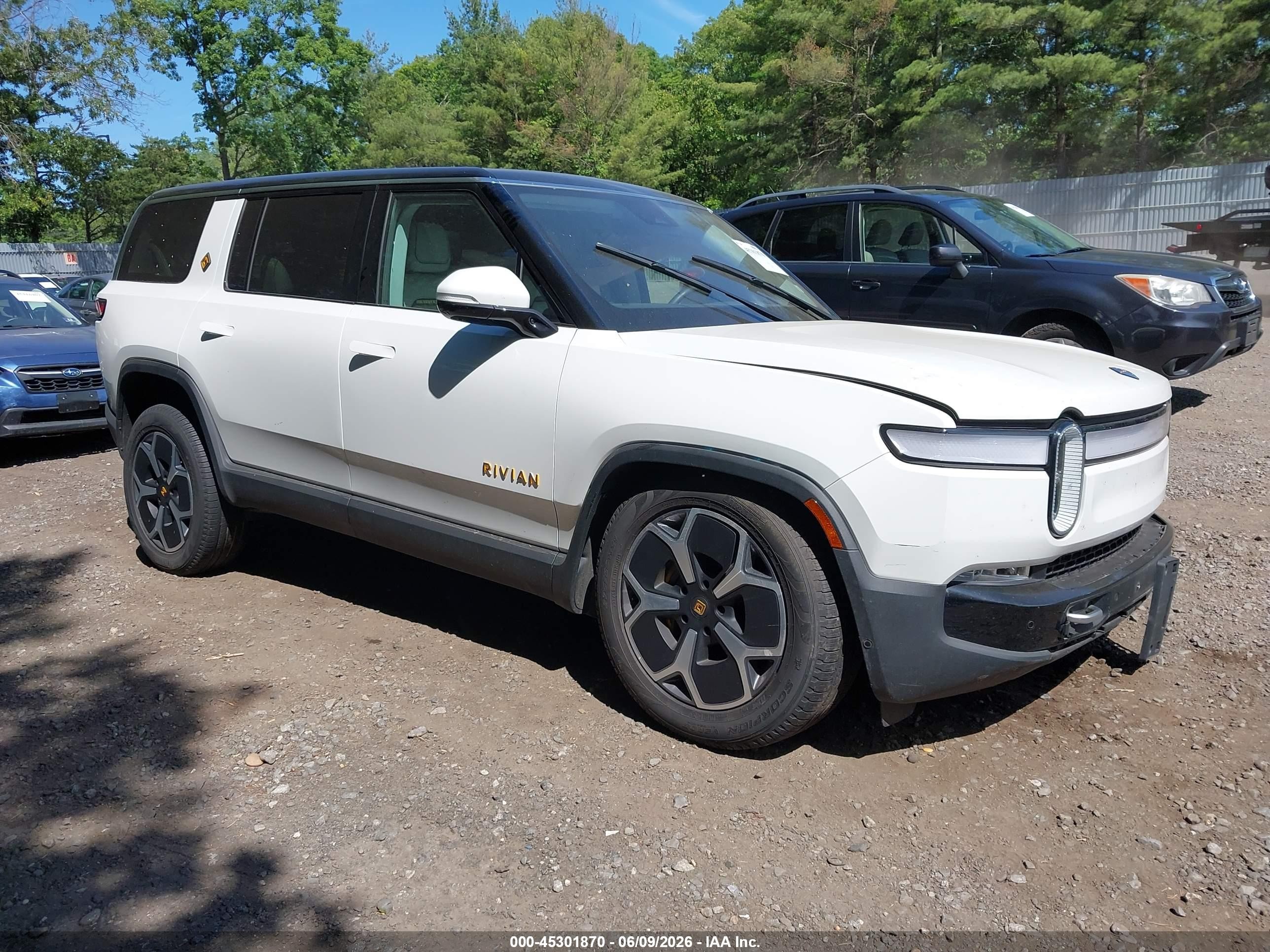 2024 Rivian R1S Adventure, VIN 7PDSGABA6RN042505 — Front end
