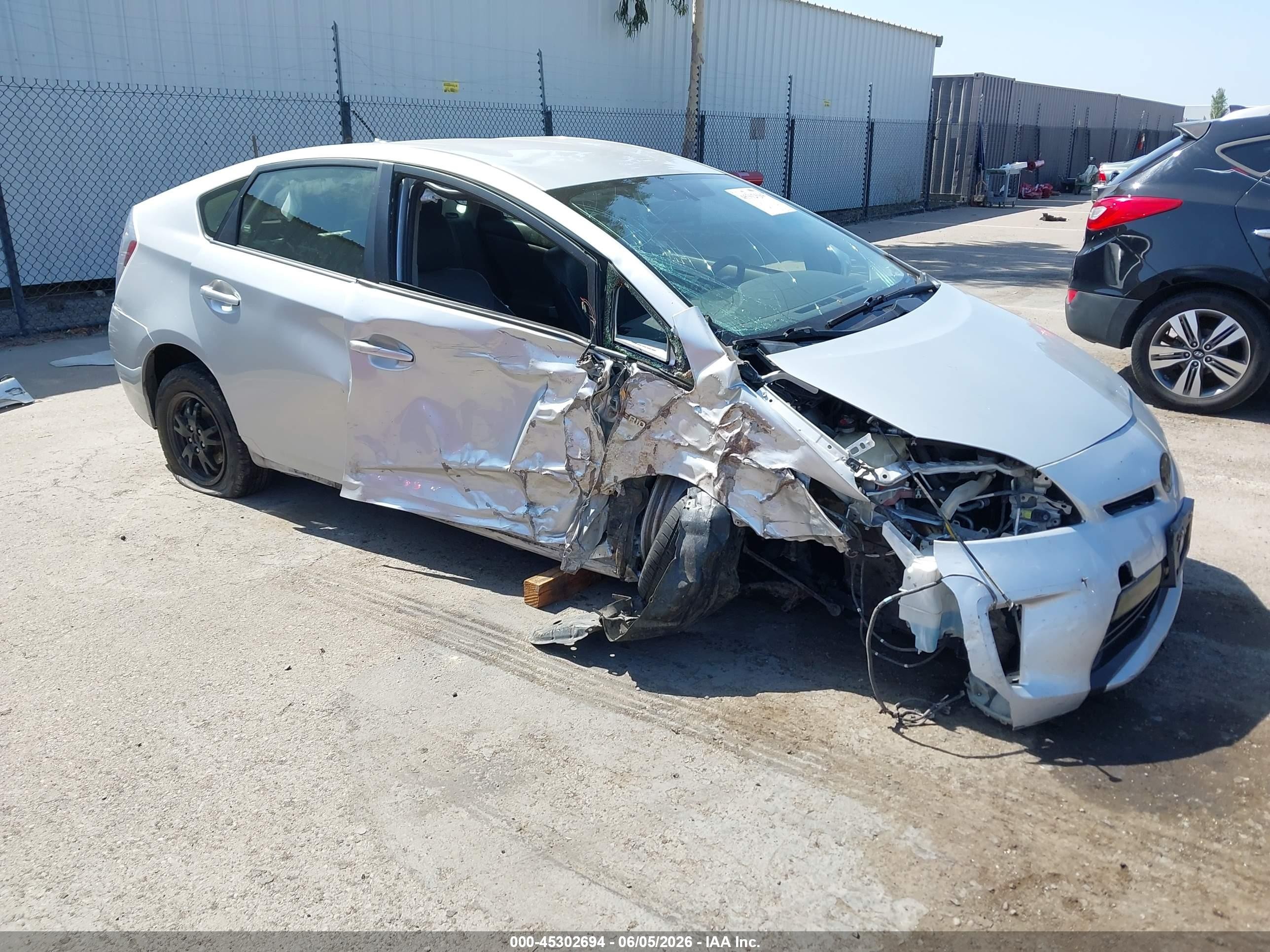2015 Toyota Prius Two, VIN JTDKN3DU7F0460919 — Side
