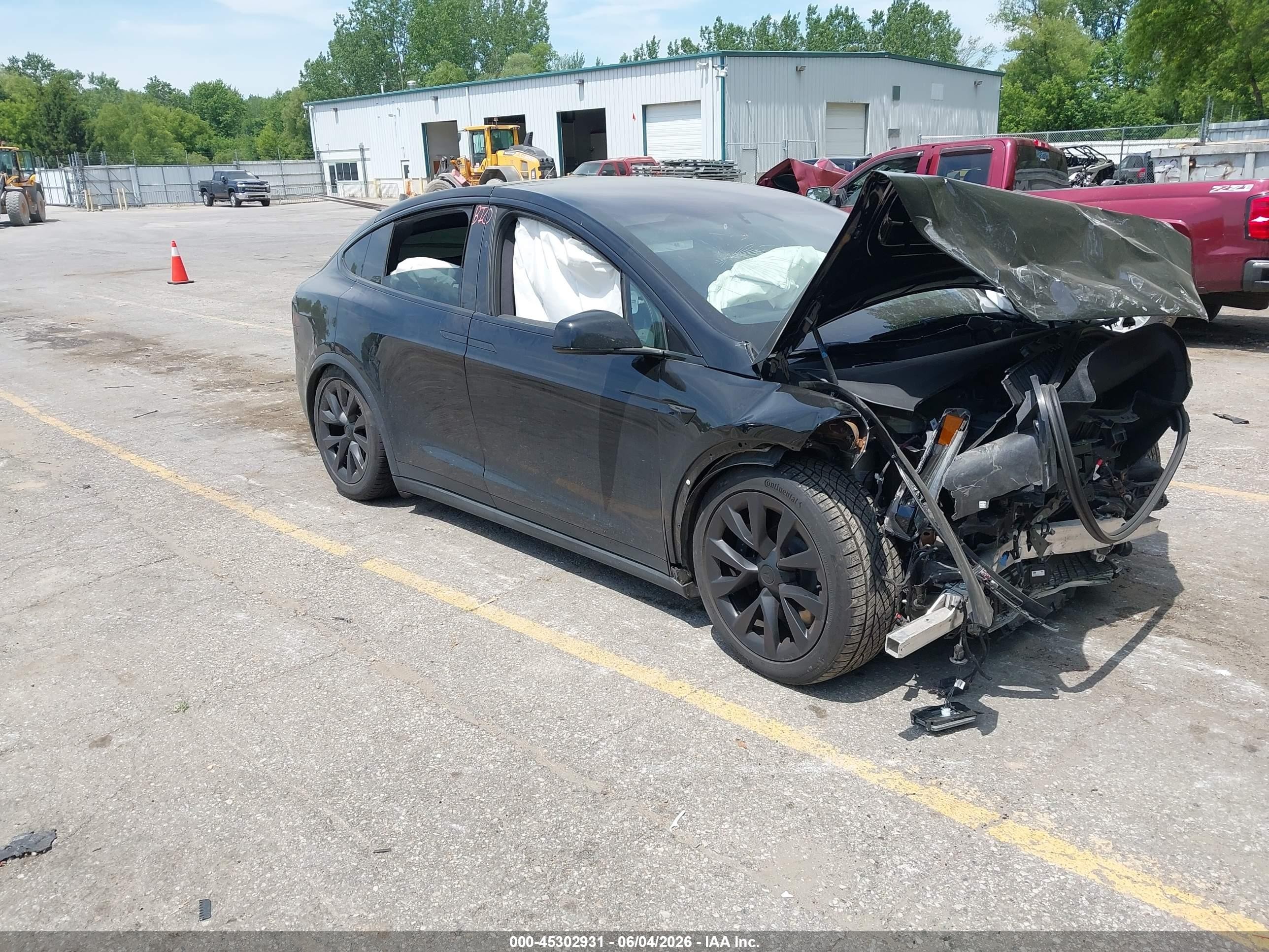 2022 Tesla Model X, VIN 7SAXCDE55NF340578 — Перед