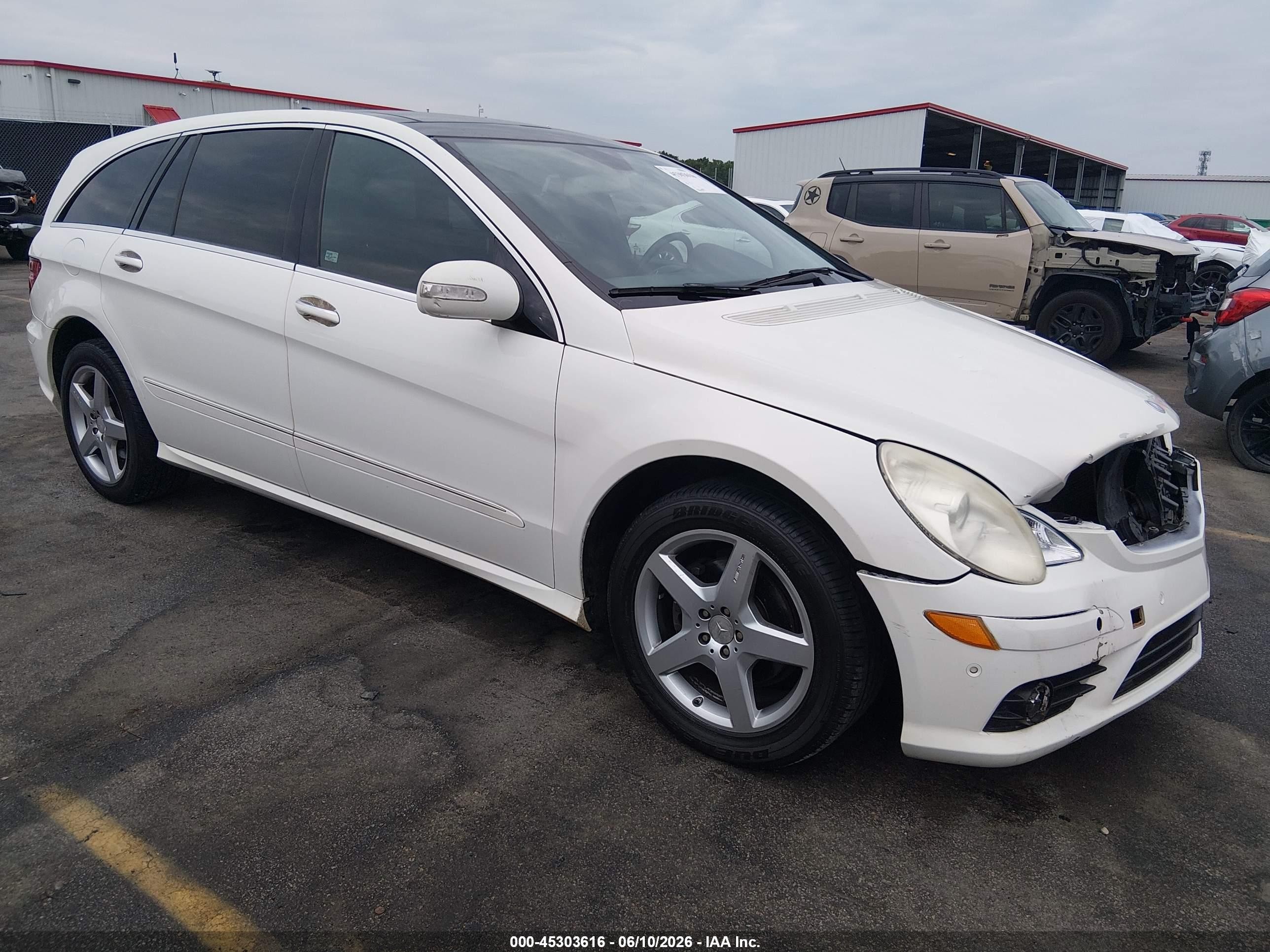 2010 Mercedes-Benz R 350, VIN 4JGCB6FE1AA111693 — Front end