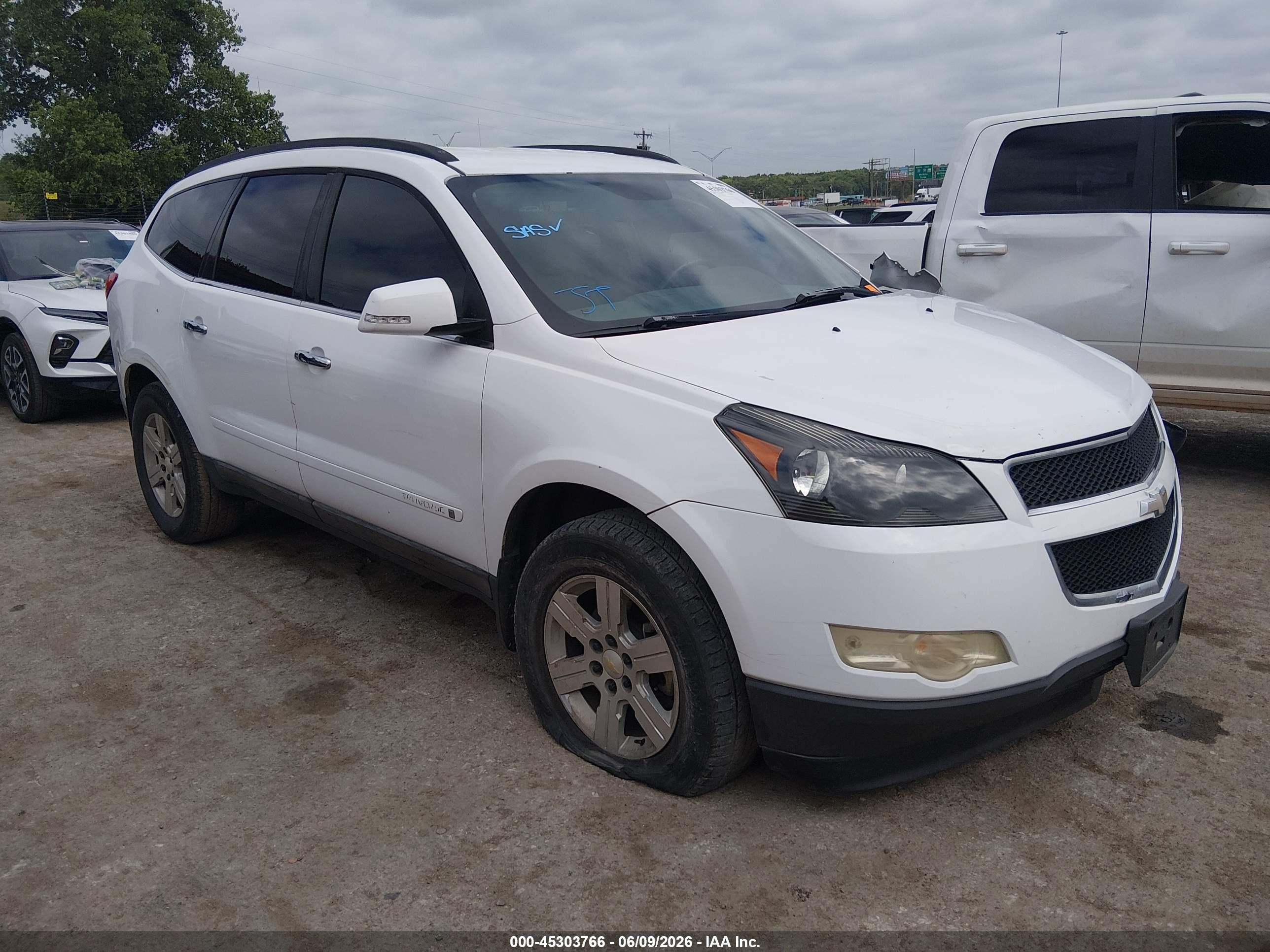 2009 Chevrolet Traverse 1LT, VIN 1GNER23D09S176268 — Front end