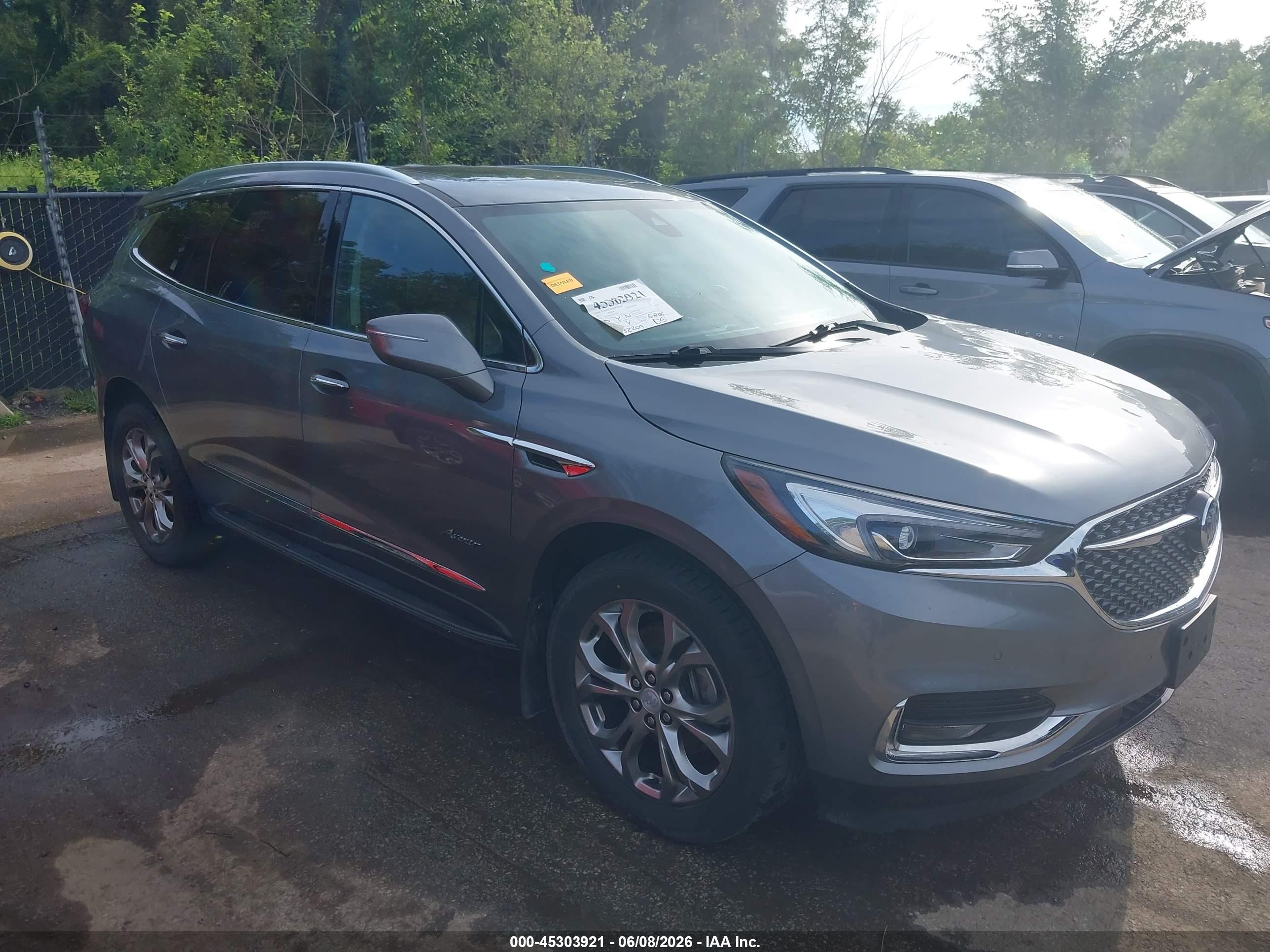 2019 Buick Enclave Avenir, VIN 5GAEVCKW0KJ116128 — Град