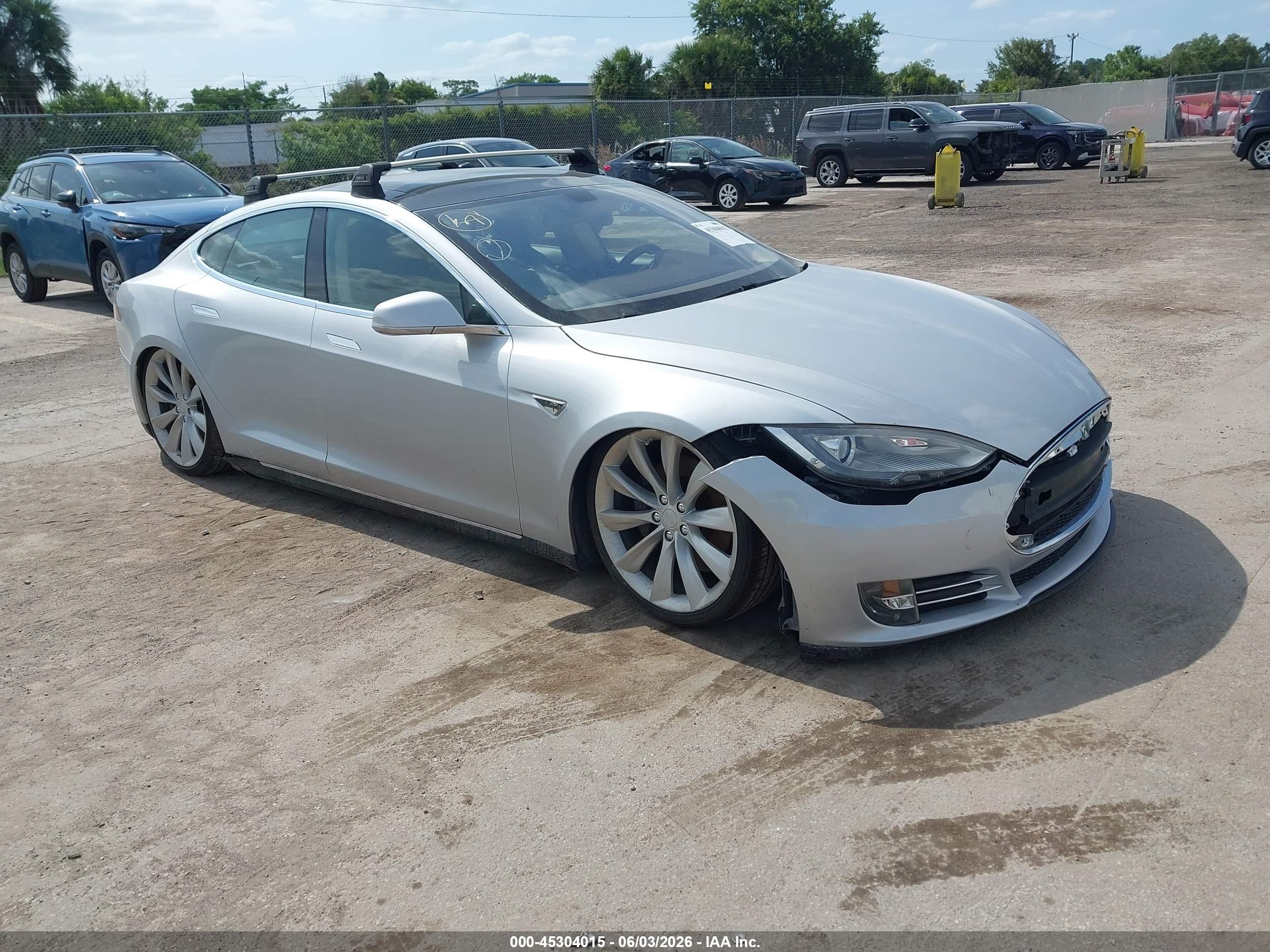 2013 Tesla Model S, VIN 5YJSA1CN4DFP04115 — Front end