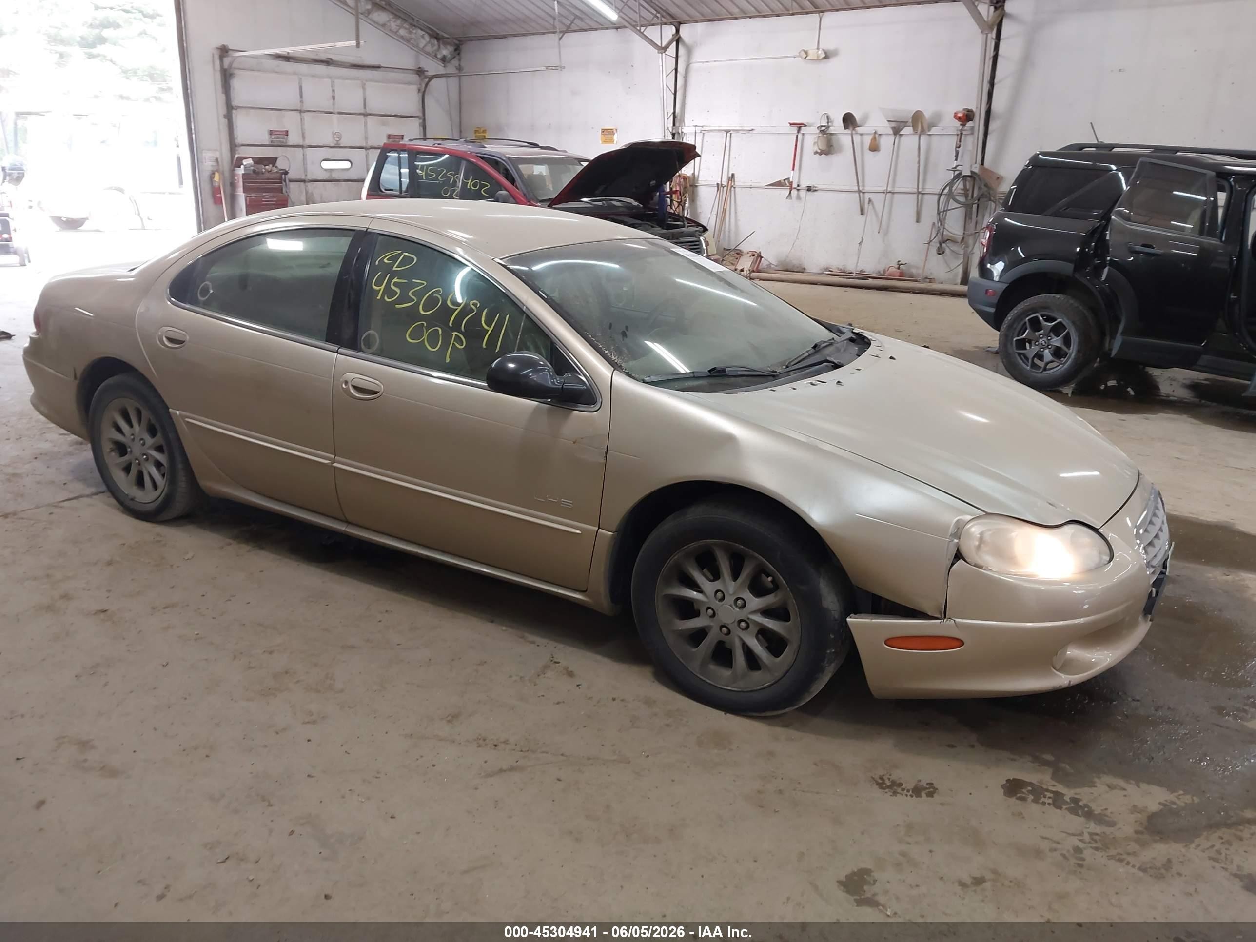 2000 Chrysler LHS, VIN 2C3HC56GXYH423935 — Front end