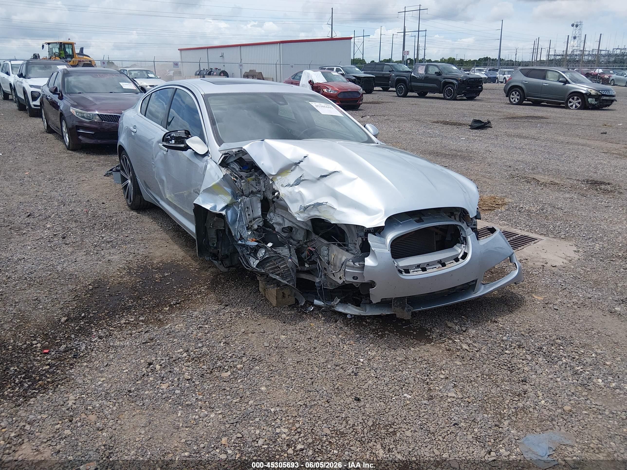 2010 Jaguar XF Luxury, VIN SAJWA0FA0AHR63640 — Side