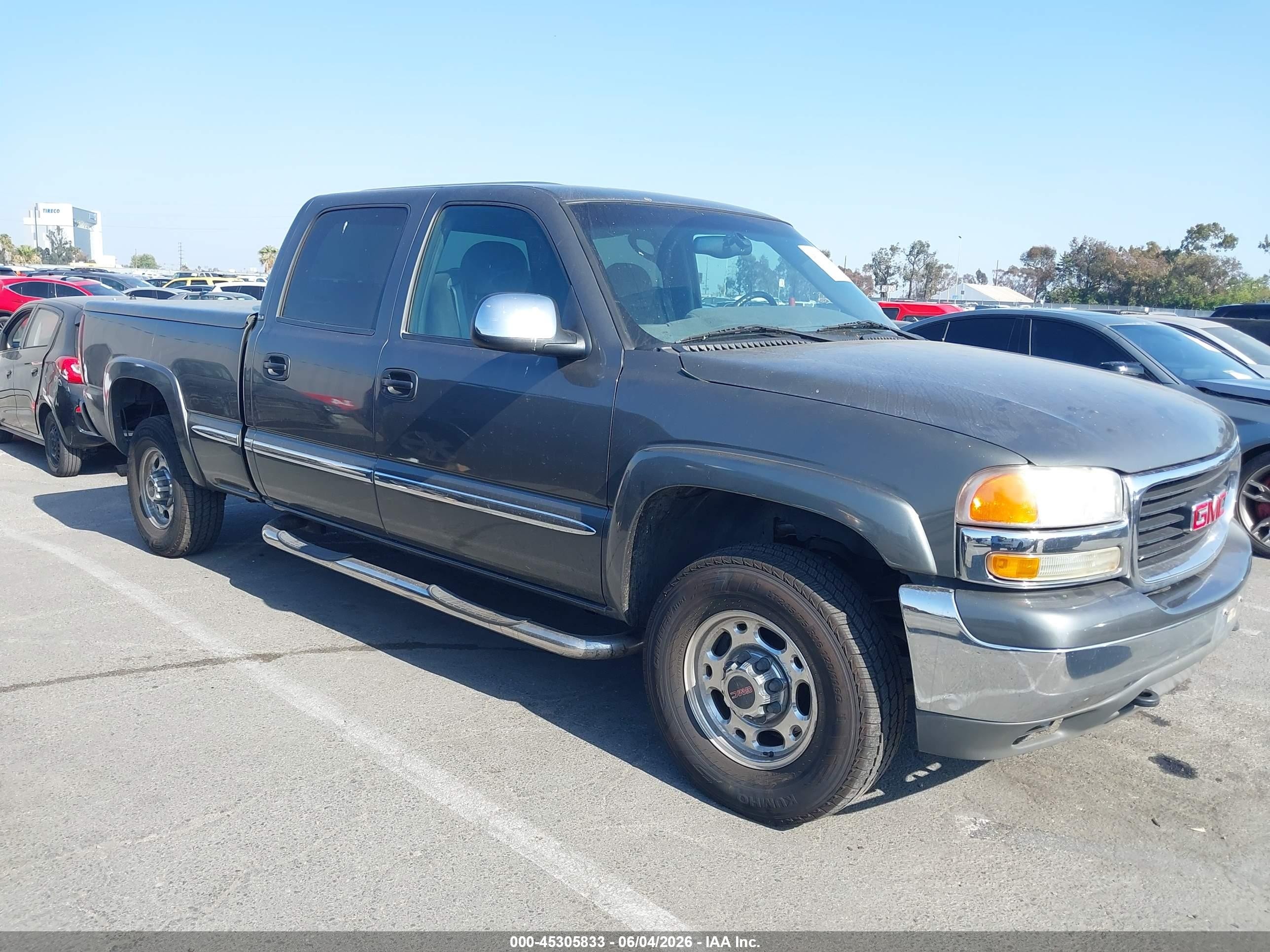 2002 GMC Sierra 1500HD SLE, VIN 1GTGC13U72F161021 — Front end