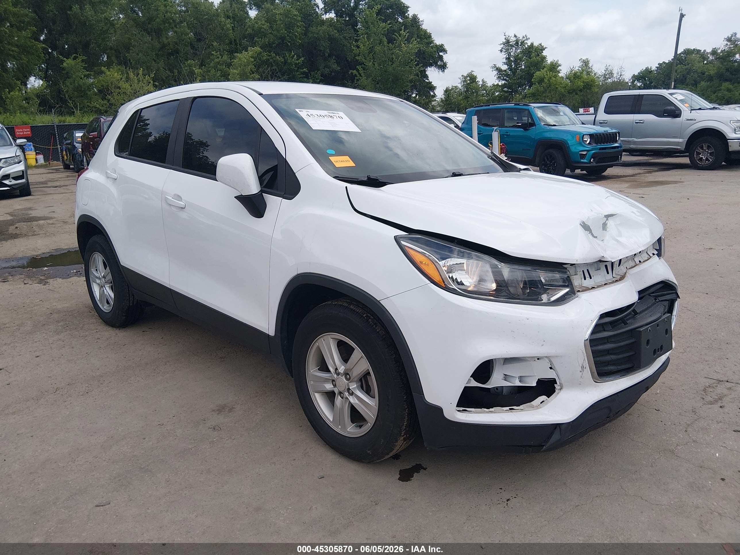 2020 Chevrolet Trax LS, VIN 3GNCJKSB2LL305308 — Front end
