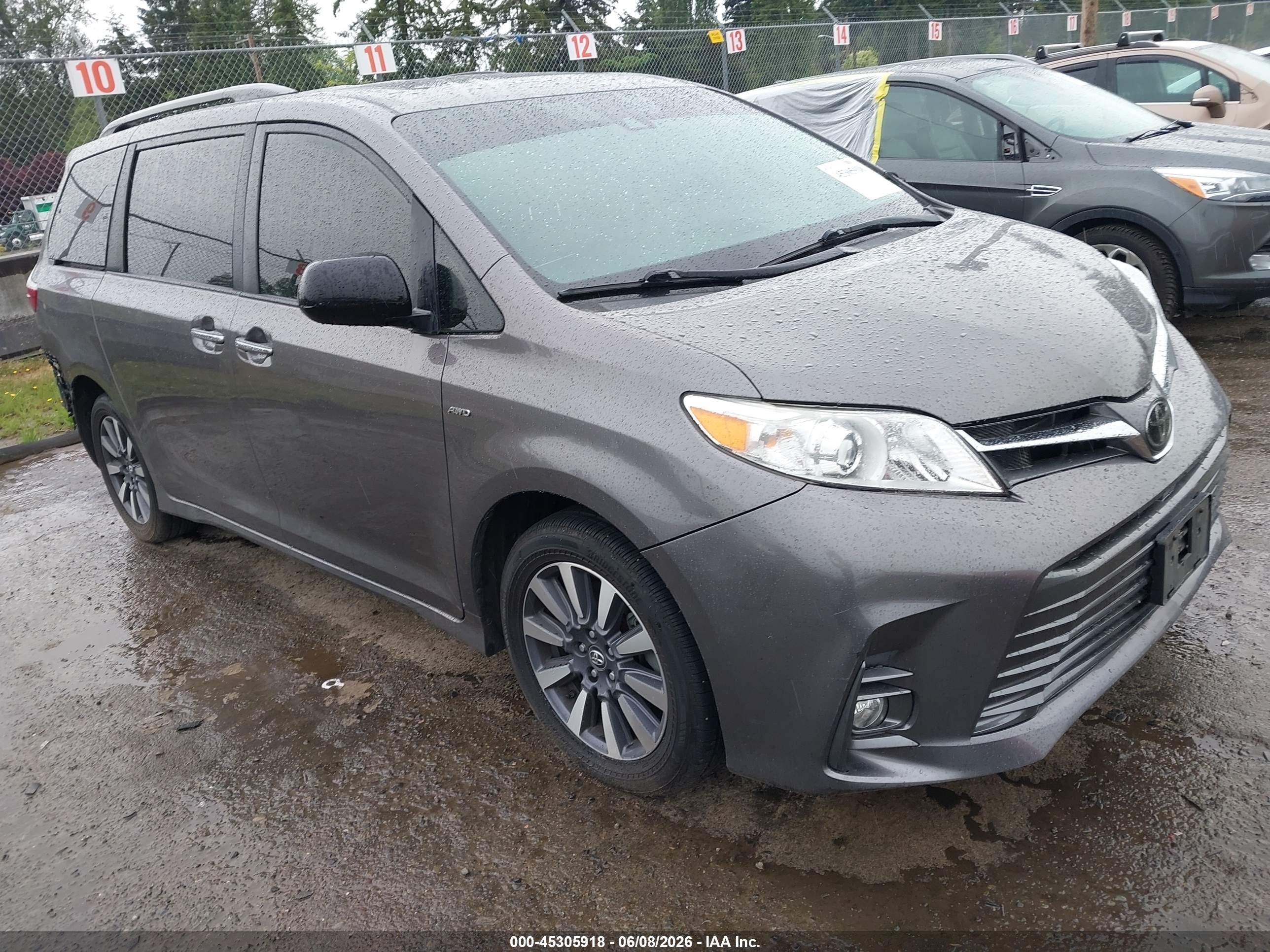 2018 Toyota Sienna XLE, VIN 5TDDZ3DC0JS190992 — Rear end