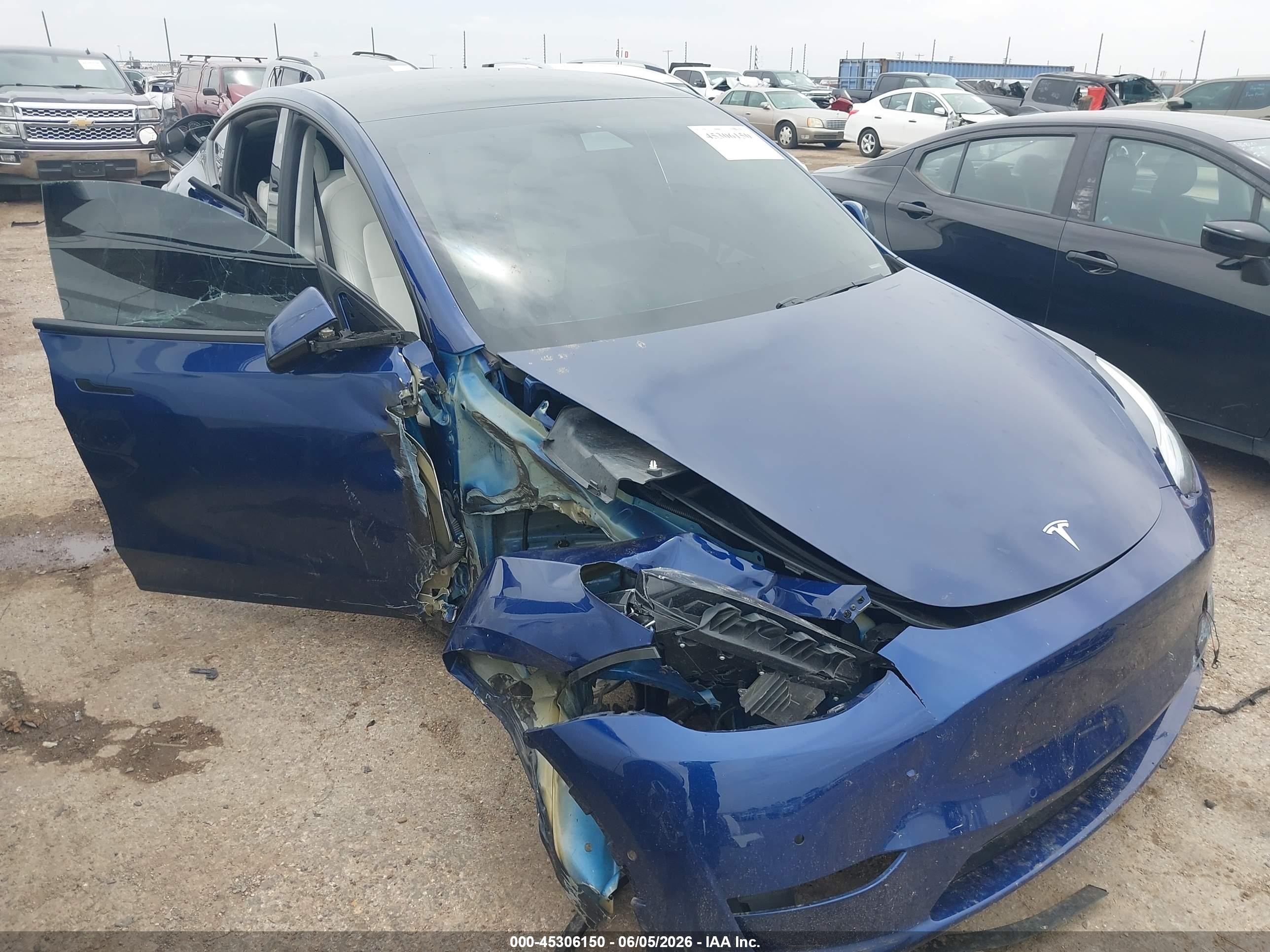 2021 Tesla Model Y Long Range, VIN 5YJYGDEE6MF078624 — Side