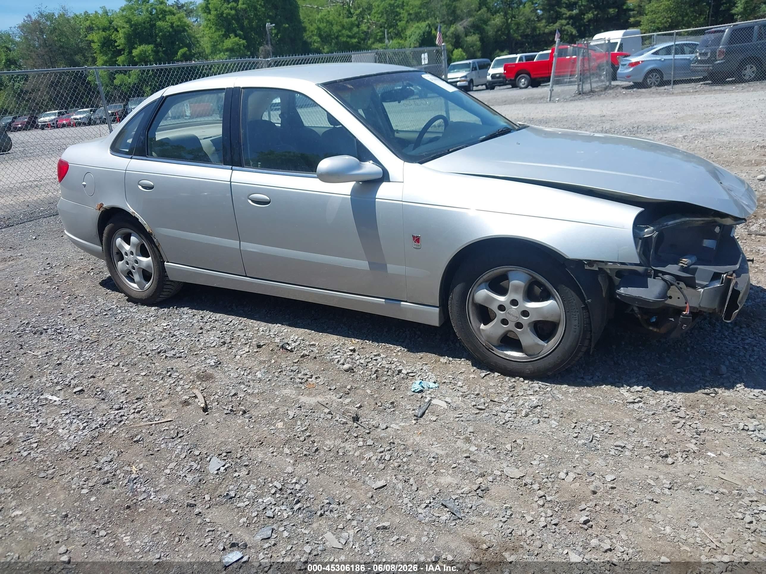 2004 Saturn L L300 2, VIN 1G8JD54R64Y518050 — Front end