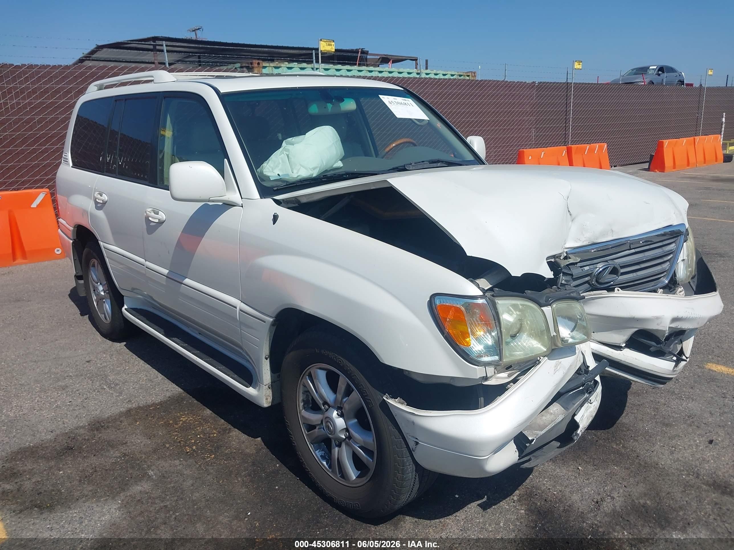 2004 Lexus LX 470, VIN JTJHT00W543536779 — Front end