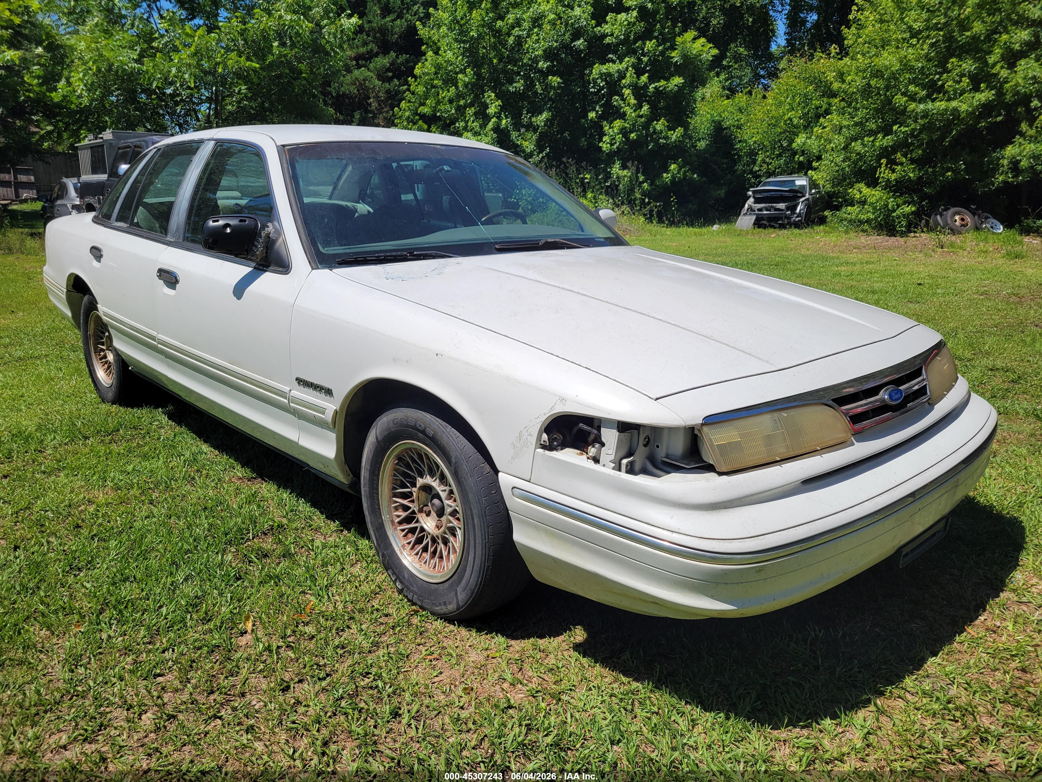 1995 Ford Crown Victoria LX, VIN 2FALP74W2SX102264 — Front end