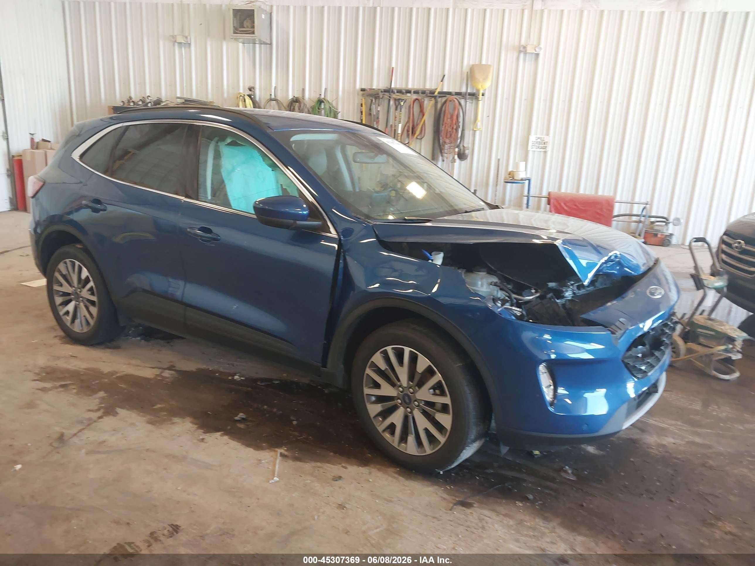 2022 Ford Escape Titanium, VIN 1FMCU9J90NUA59340 — Перед