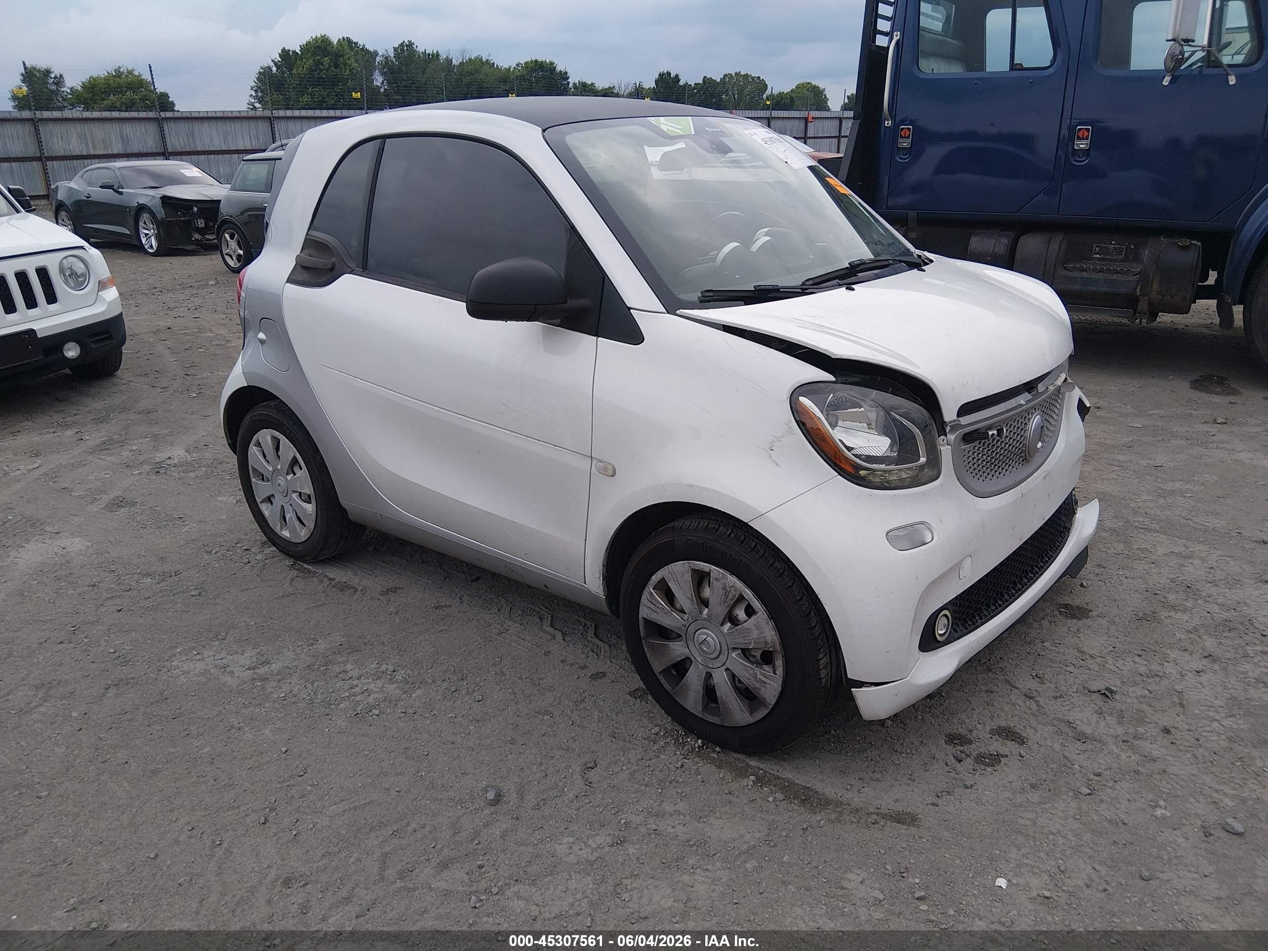 2016 Smart fortwo Passion, VIN WMEFJ5DA7GK125195 — Normal wear