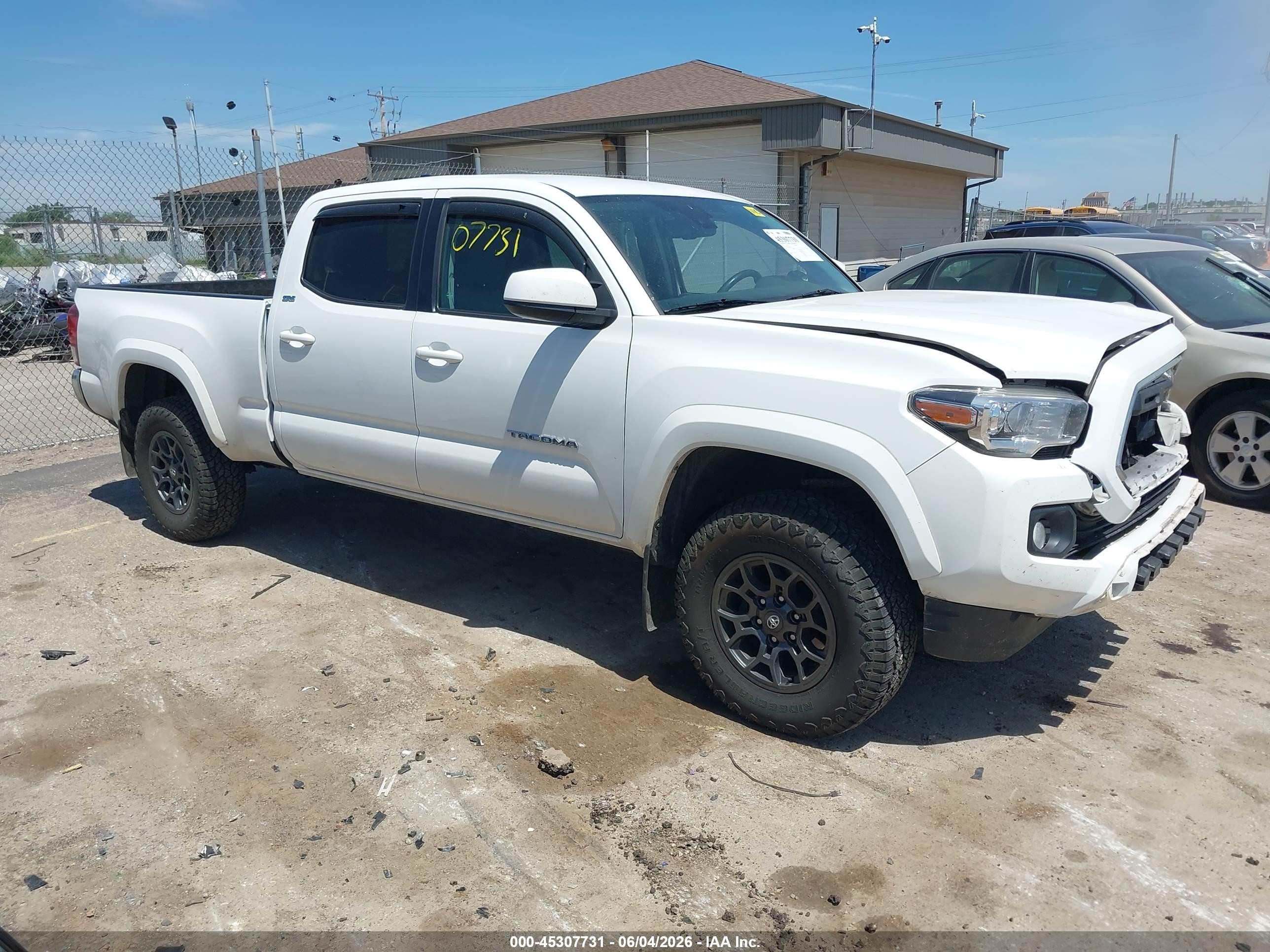 2018 Toyota Tacoma TRD Sport, VIN 3TMDZ5BN3JM048555 — Перед