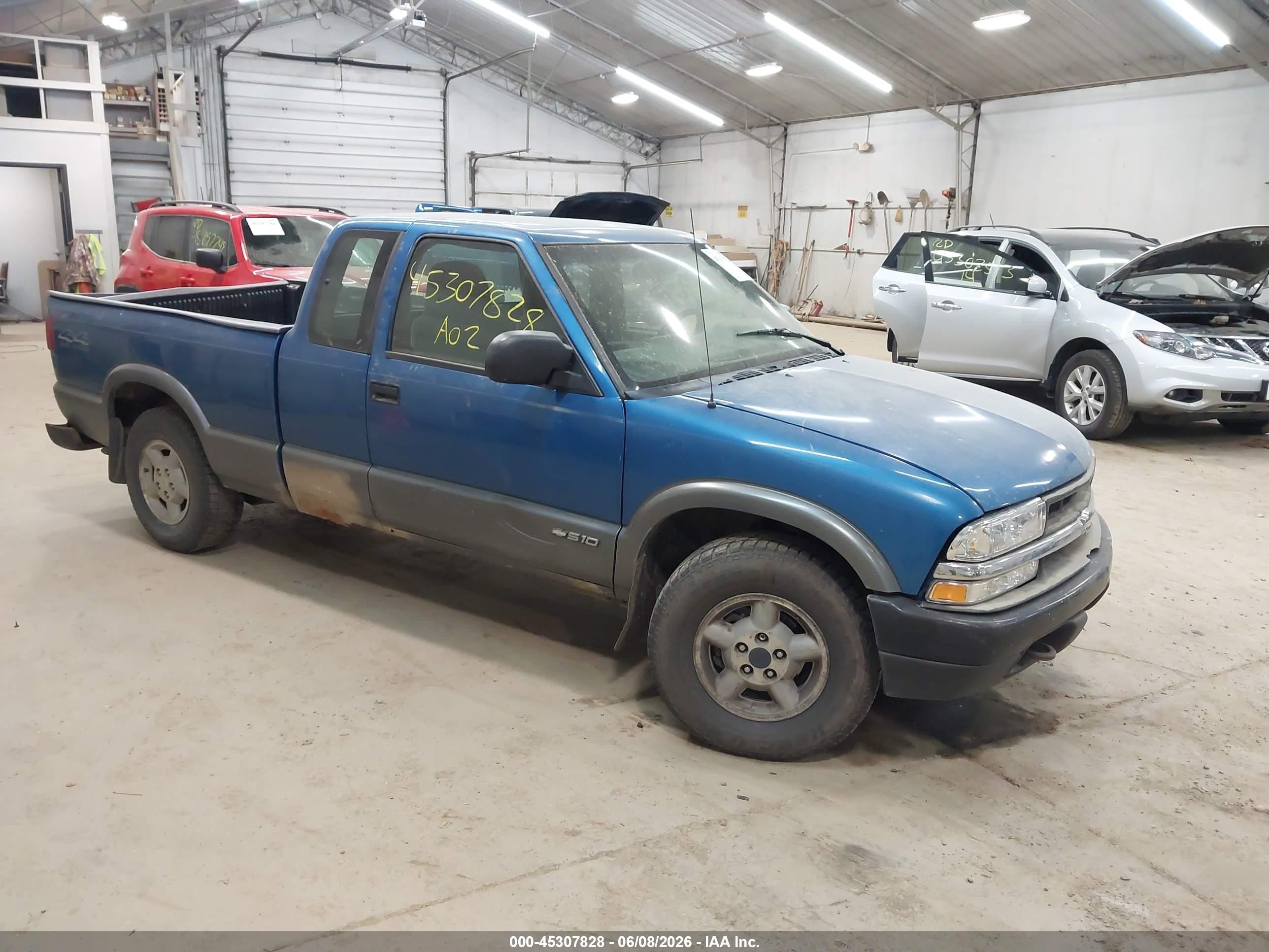 2002 Chevrolet S-10 LS, VIN 1GCDT19W528173538 — Rear end
