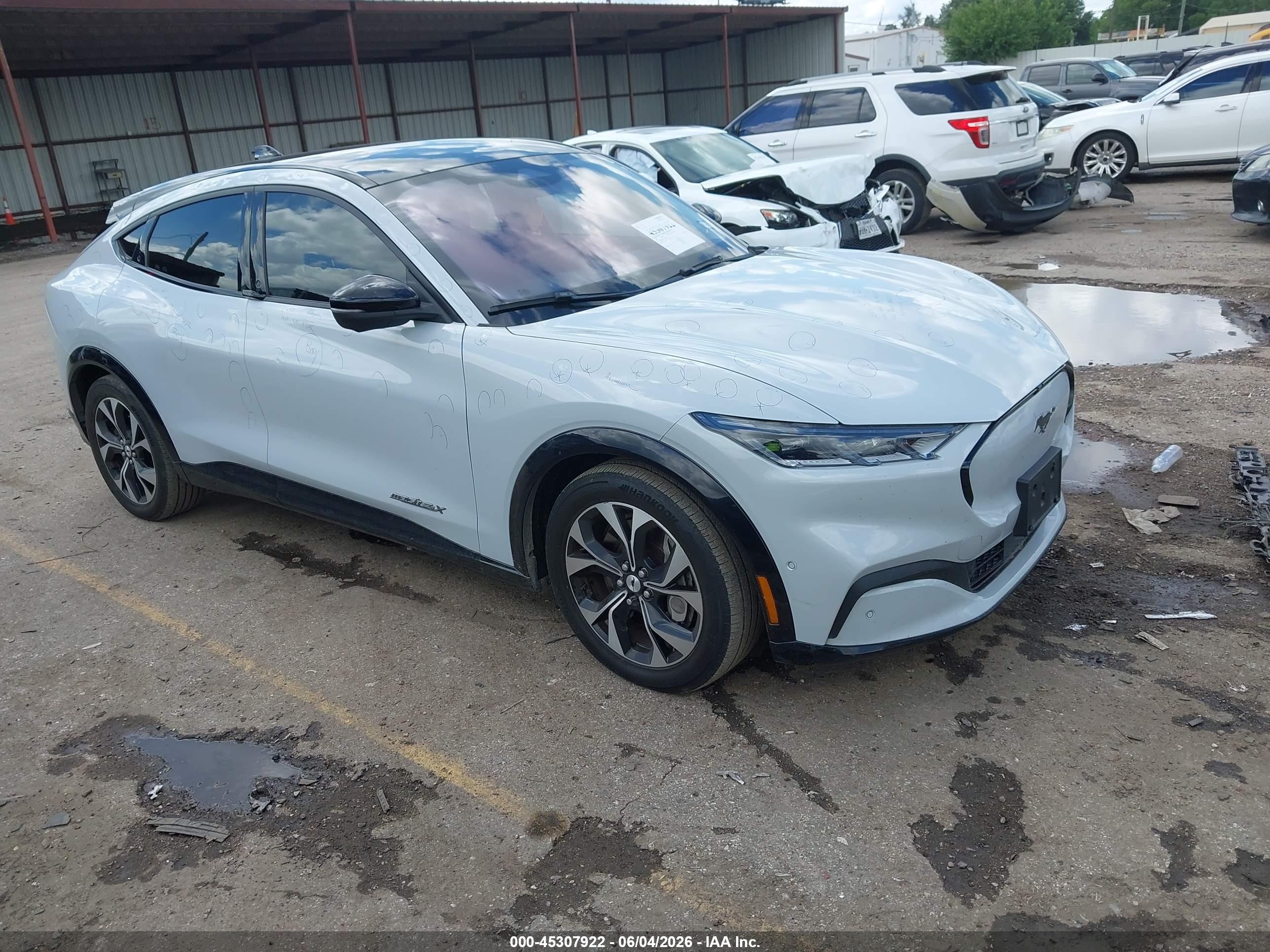 2021 Ford Mustang Mach-E Premium, VIN 3FMTK3SU7MMA01346 — Side