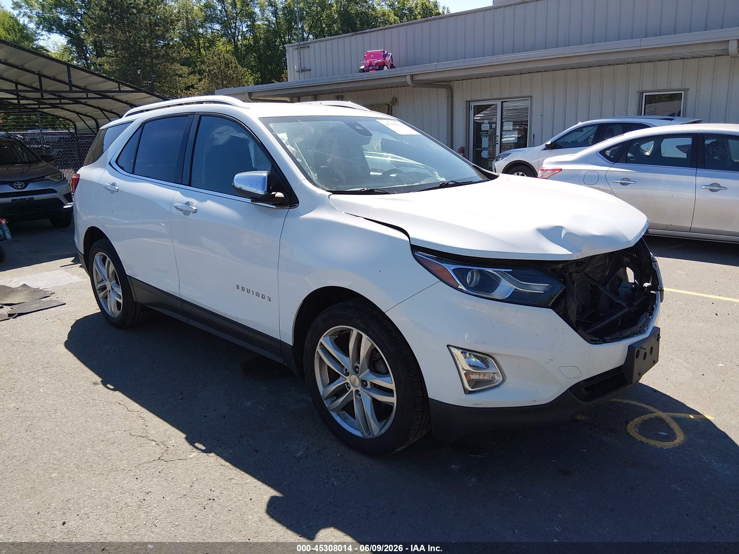 2018 Chevrolet Equinox Premier, VIN 2GNAXWEXXJ6314974 — Front end