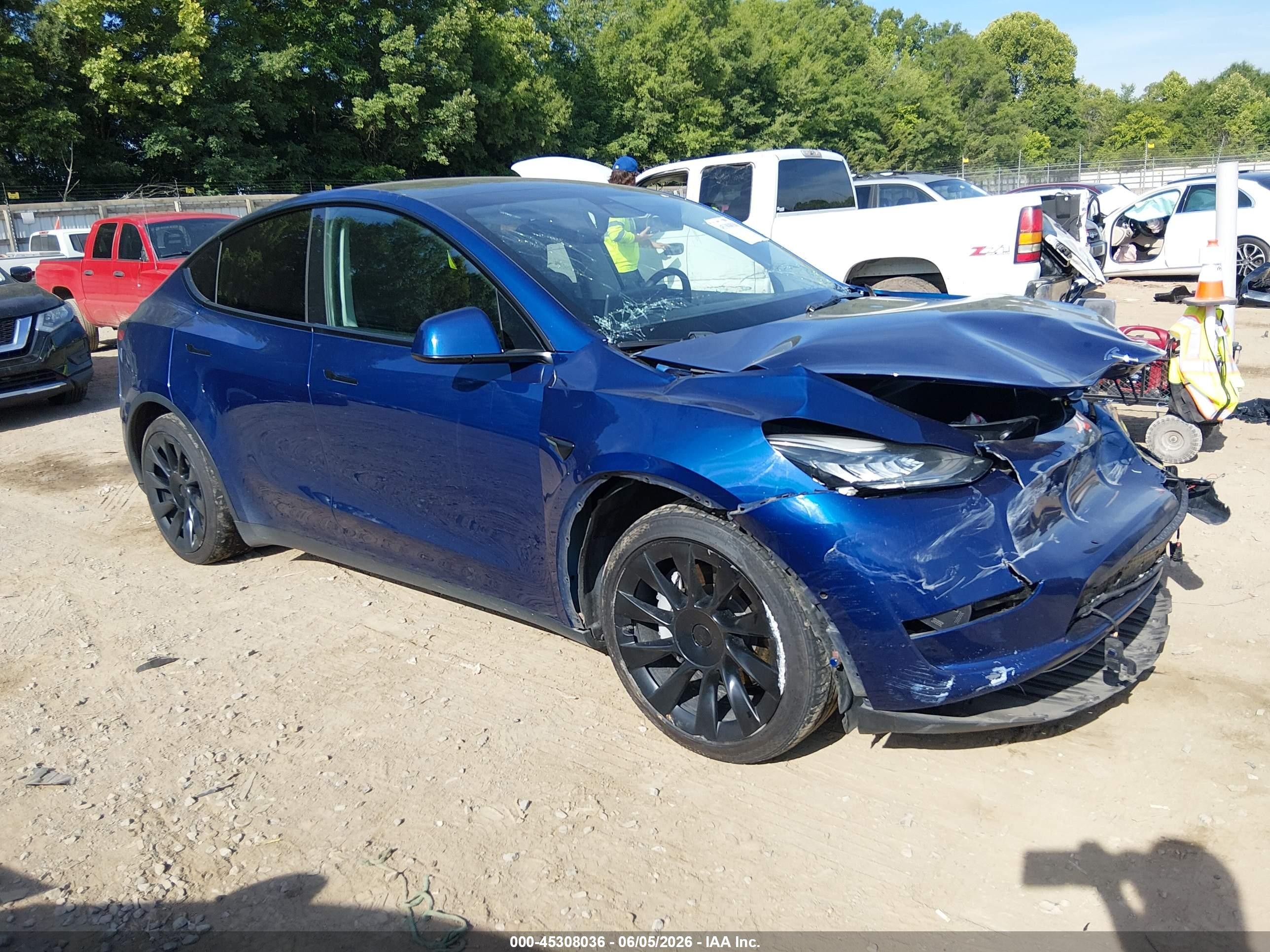 2021 Tesla Model Y Long Range, VIN 5YJYGAEE7MF112097 — Front end
