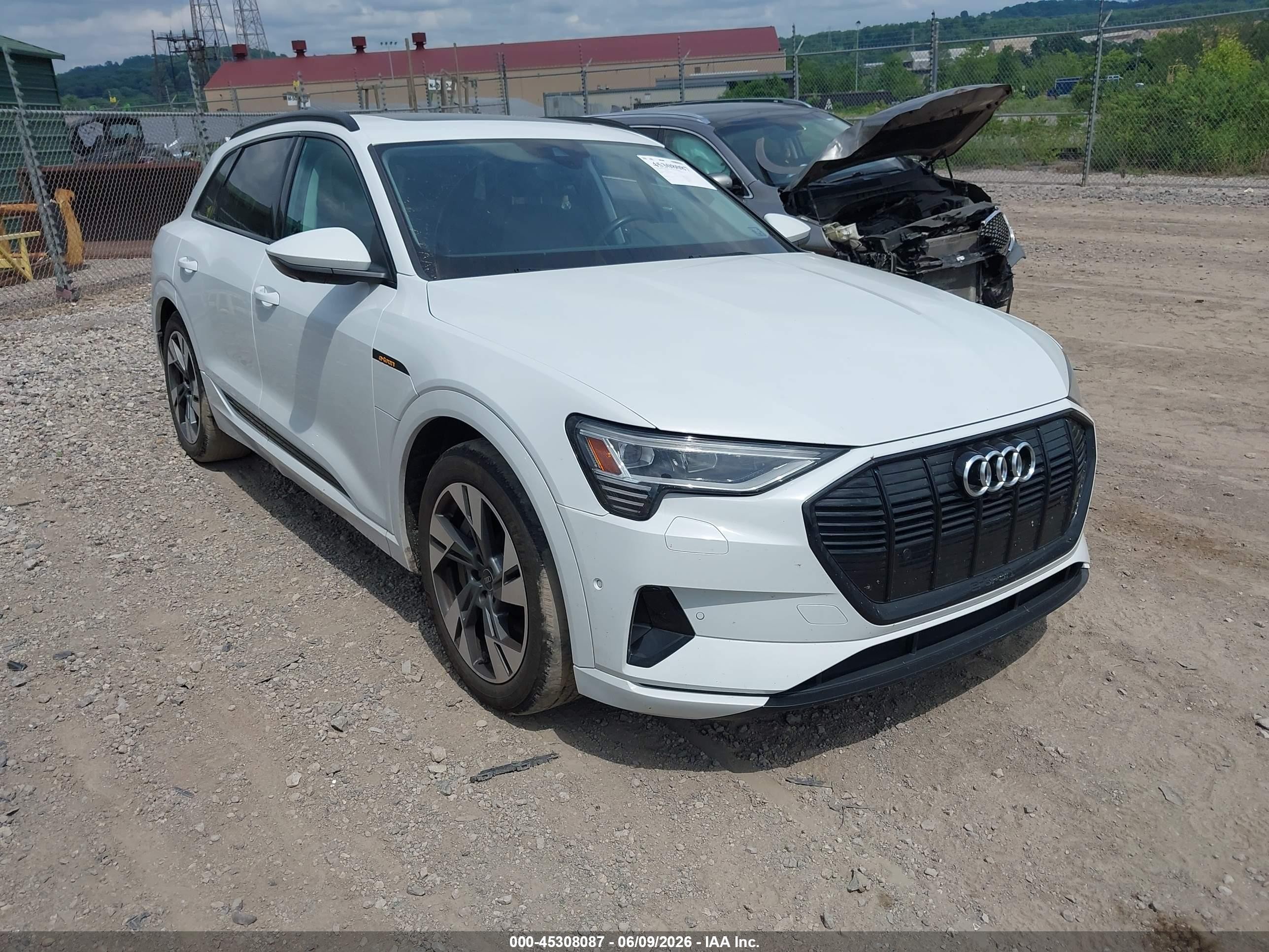 2022 Audi e-tron Premium, VIN WA1AAAGE7NB005095 — Side