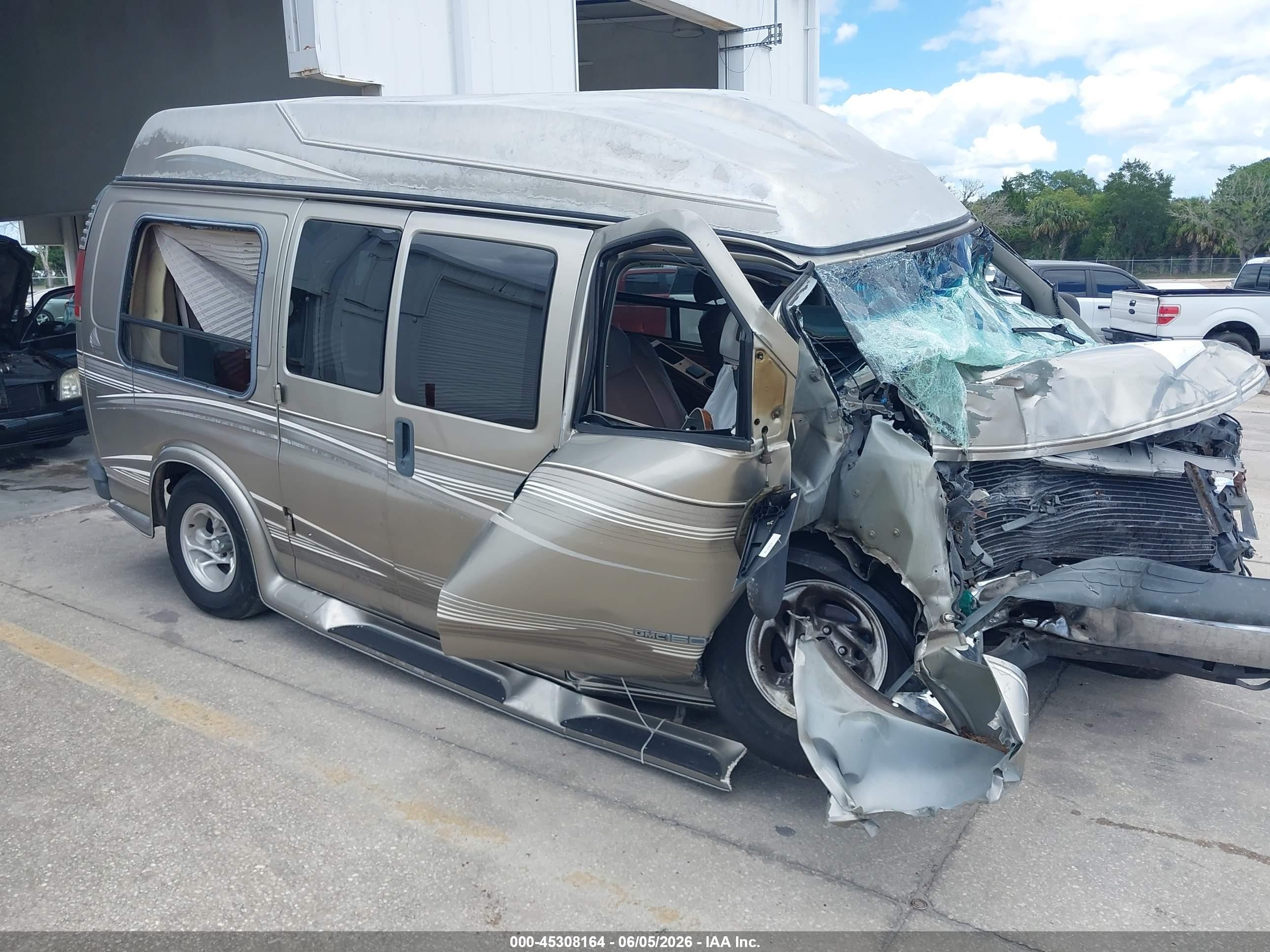 2001 GMC Savana Cargo YF7 Upfitter, VIN 1GDFG15R011118009 — Front end