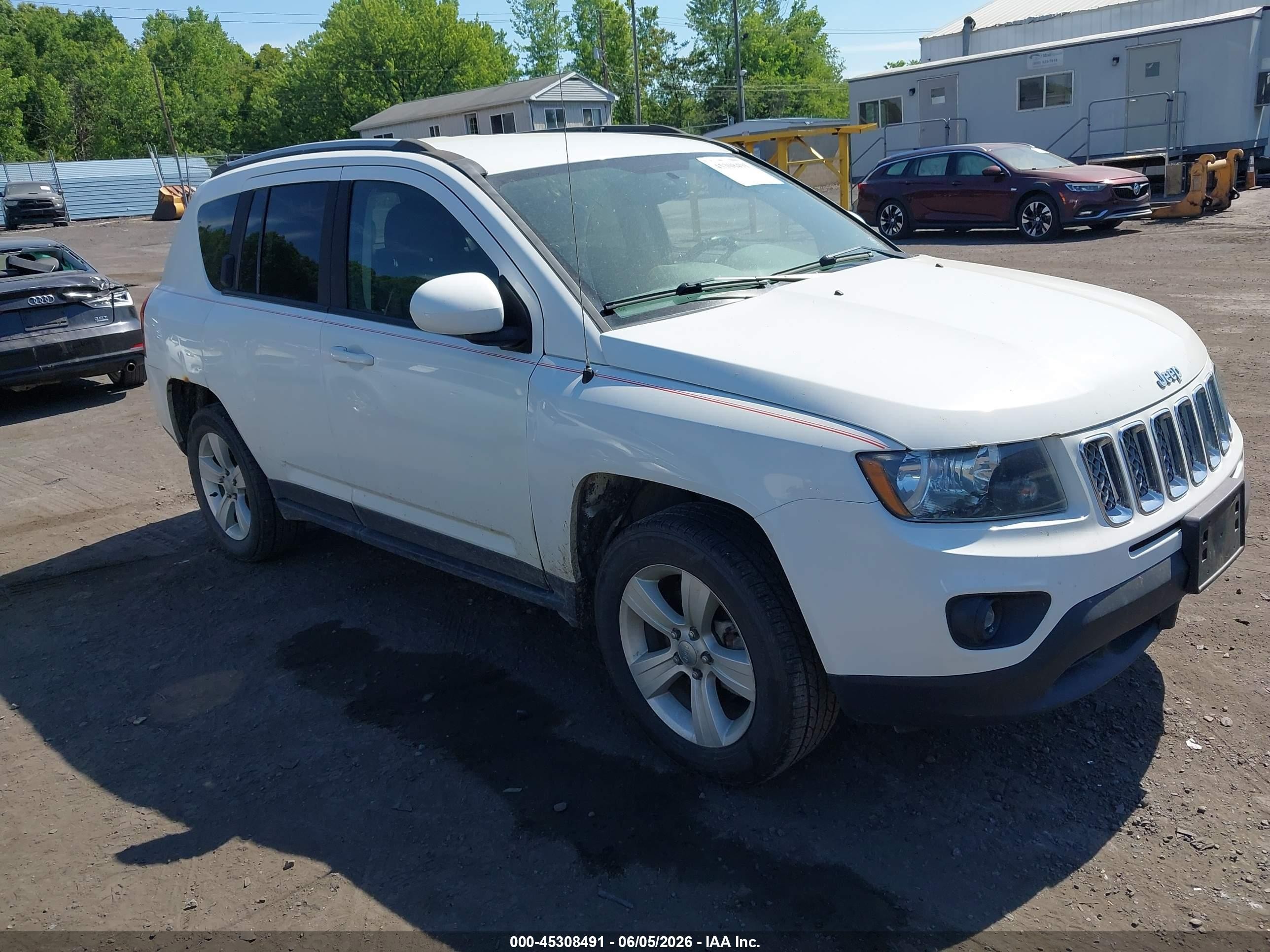2016 Jeep Compass Latitude, VIN 1C4NJDEB3GD810469 — Front end