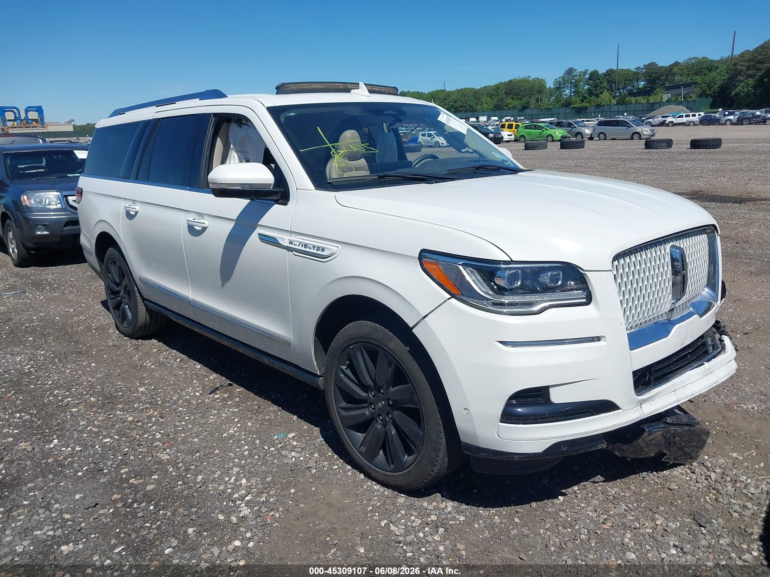 2024 Lincoln Navigator Reserve, VIN 5LMJJ3LG7REL18069 — Front end