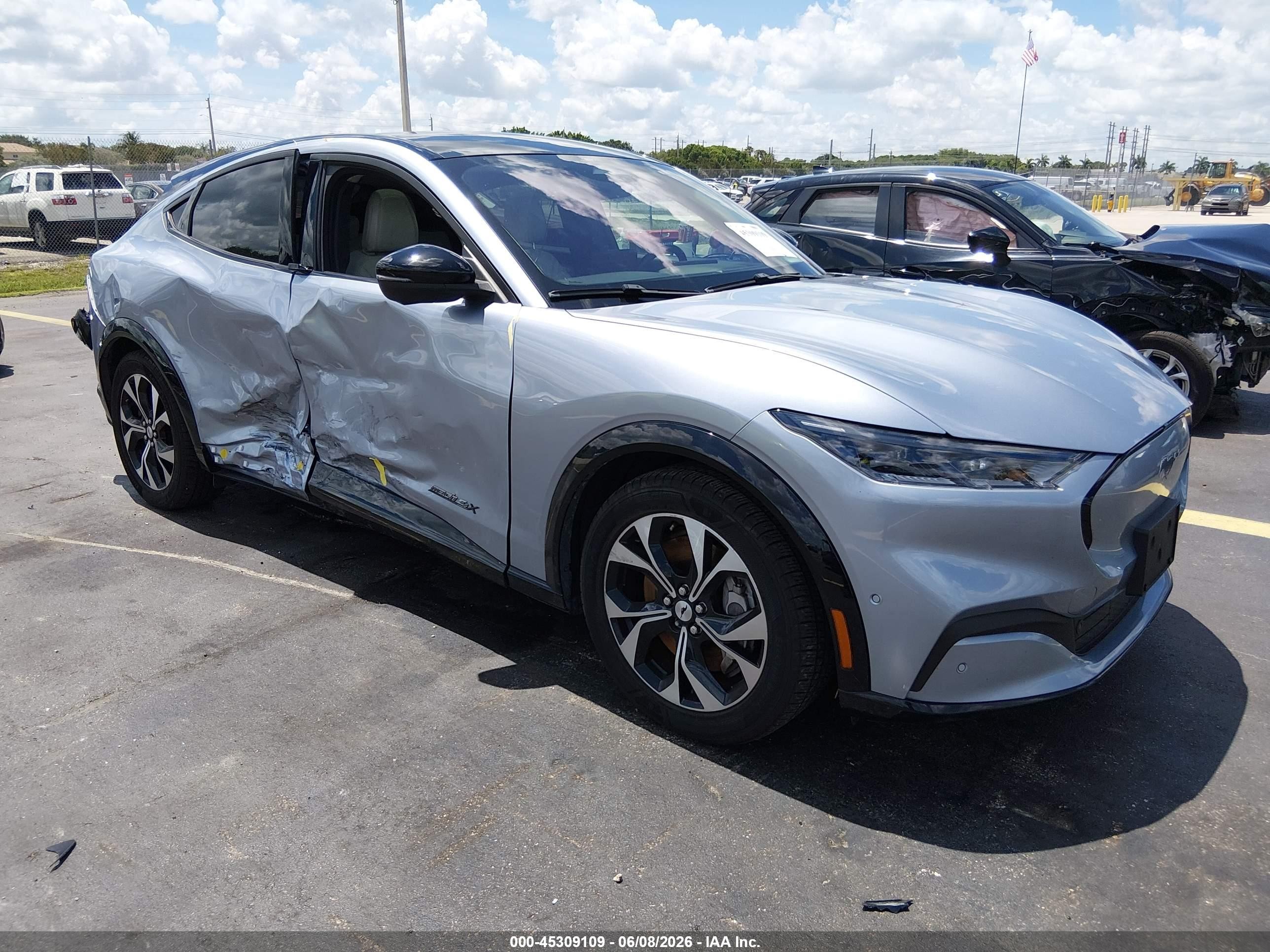 2022 Ford Mustang Mach-E Premium, VIN 3FMTK3SU8NMA58107 — Side