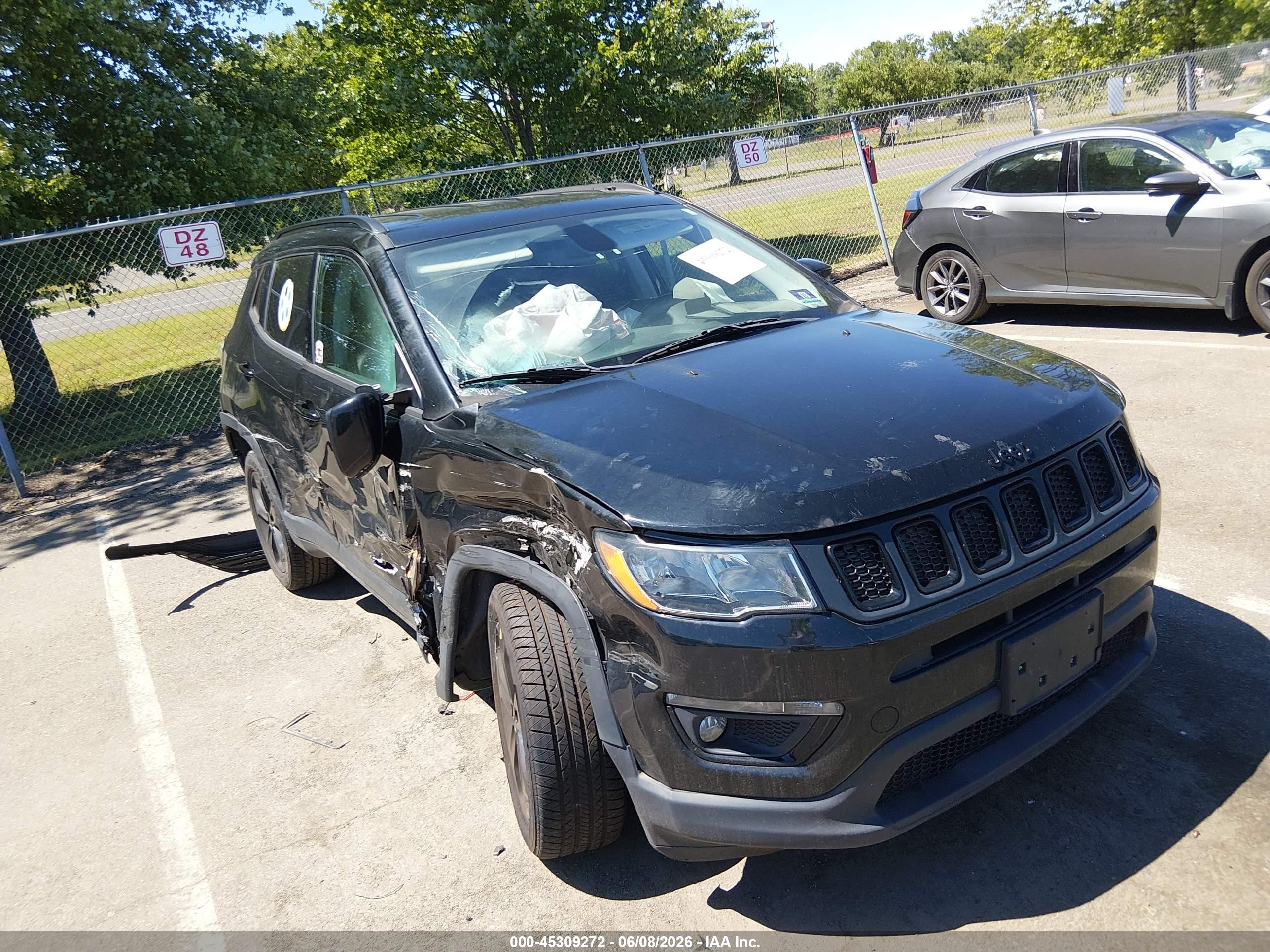 2019 Jeep Compass Latitude, VIN 3C4NJDBBXKT838955 — Бок