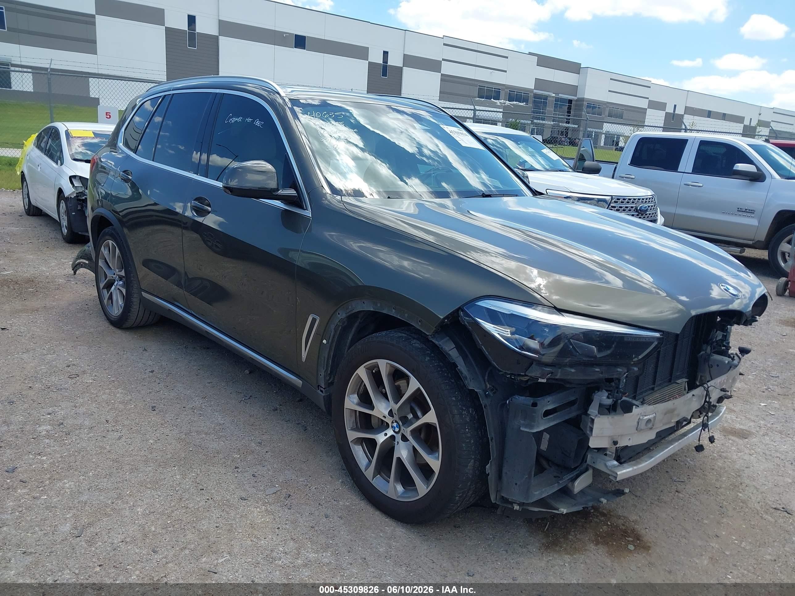 2020 BMW X5 sDrive40i, VIN 5UXCR4C06LLT19751 — Перед