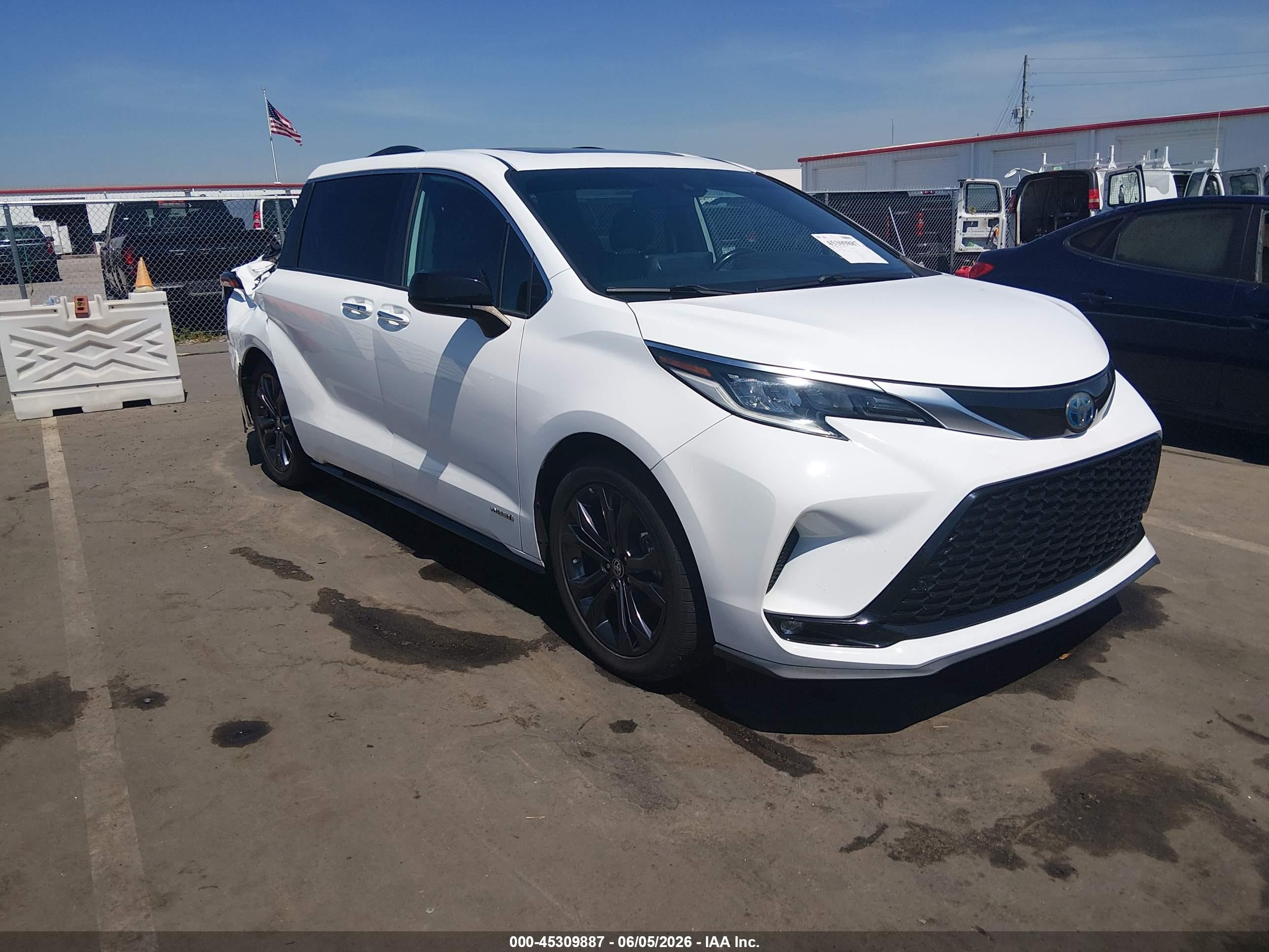 2021 Toyota Sienna XSE, VIN 5TDXRKEC7MS007517 — Storm