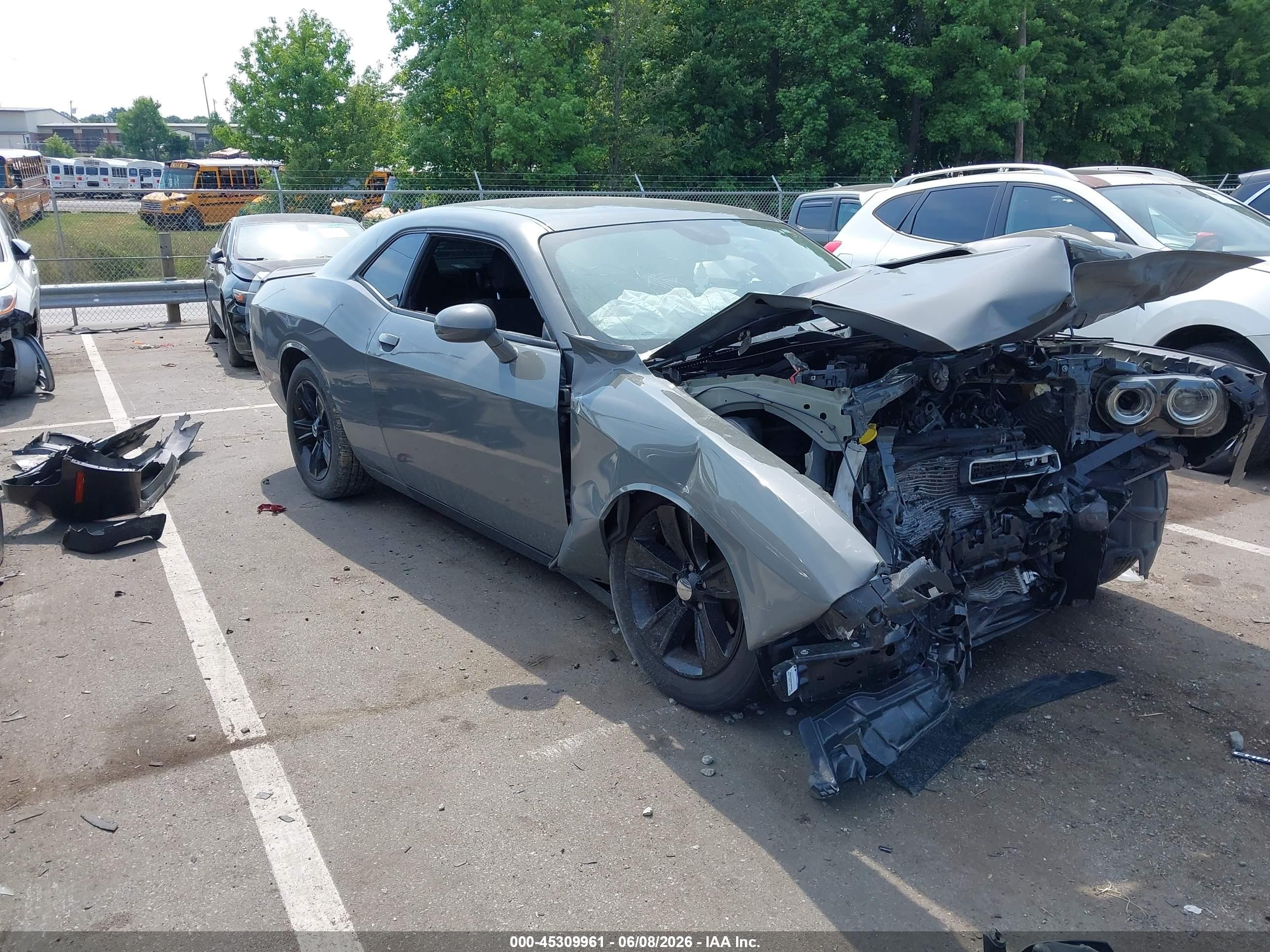 2019 Dodge Challenger SXT, VIN 2C3CDZAG3KH616215 — Front end