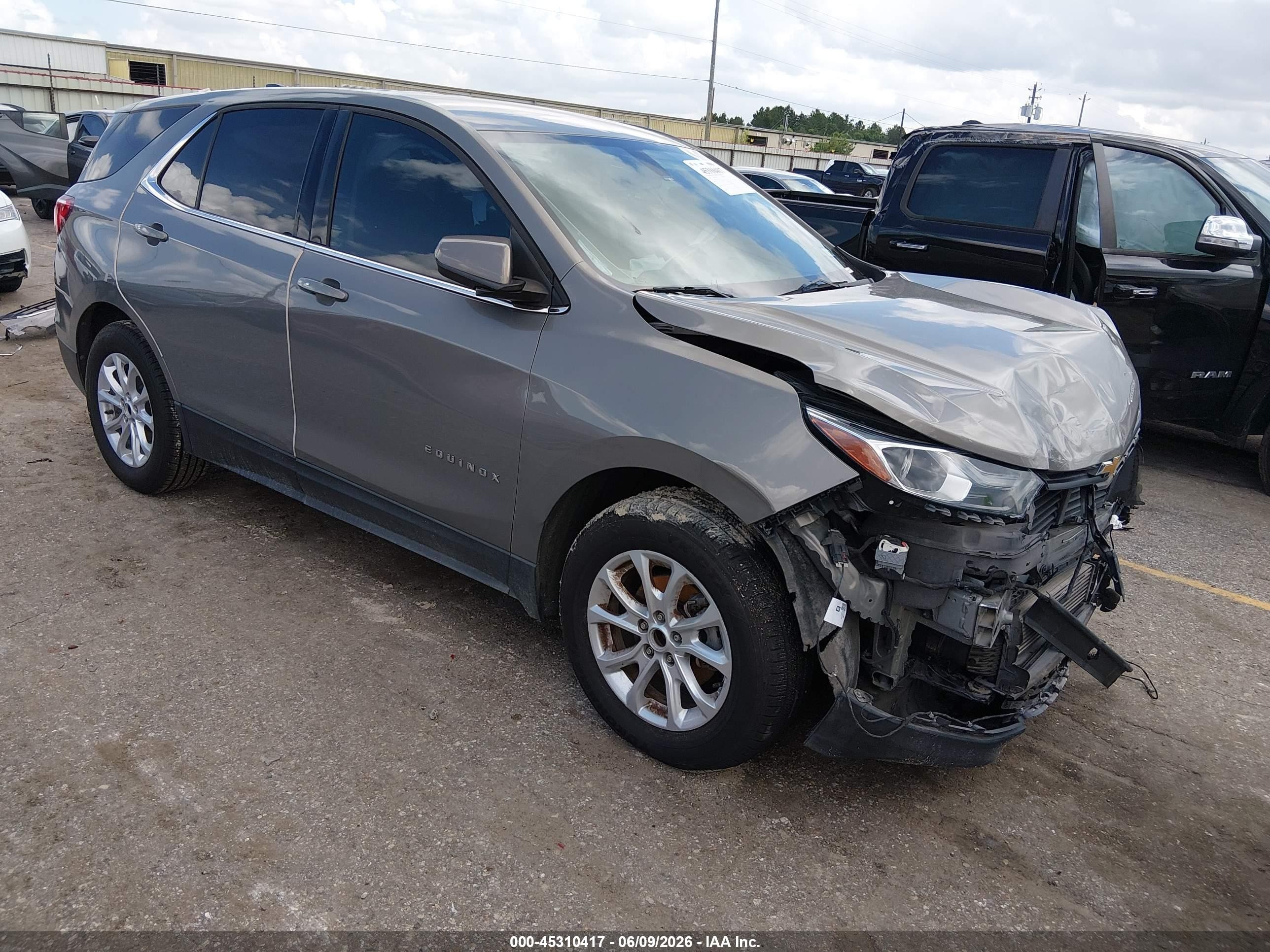2018 Chevrolet Equinox LT, VIN 3GNAXJEV1JS527895 — Front end