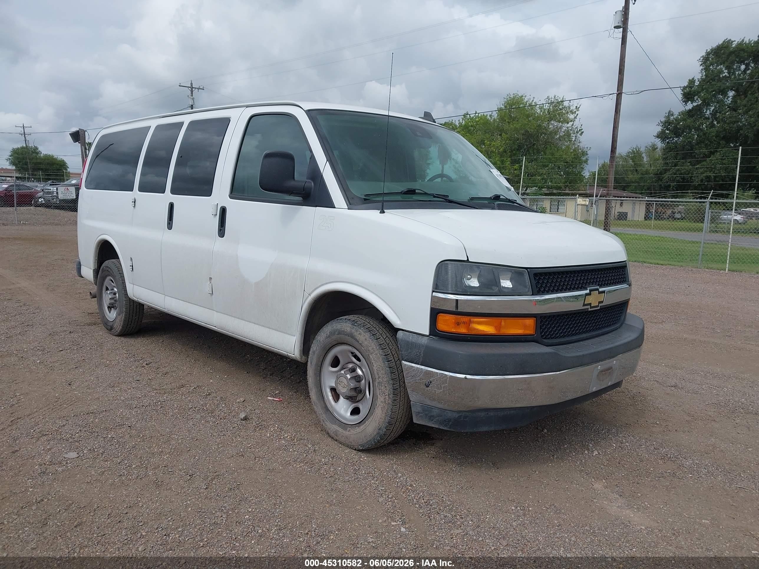 2020 Chevrolet Express Passenger LT, VIN 1GAWGFFP5L1225812 — Front end