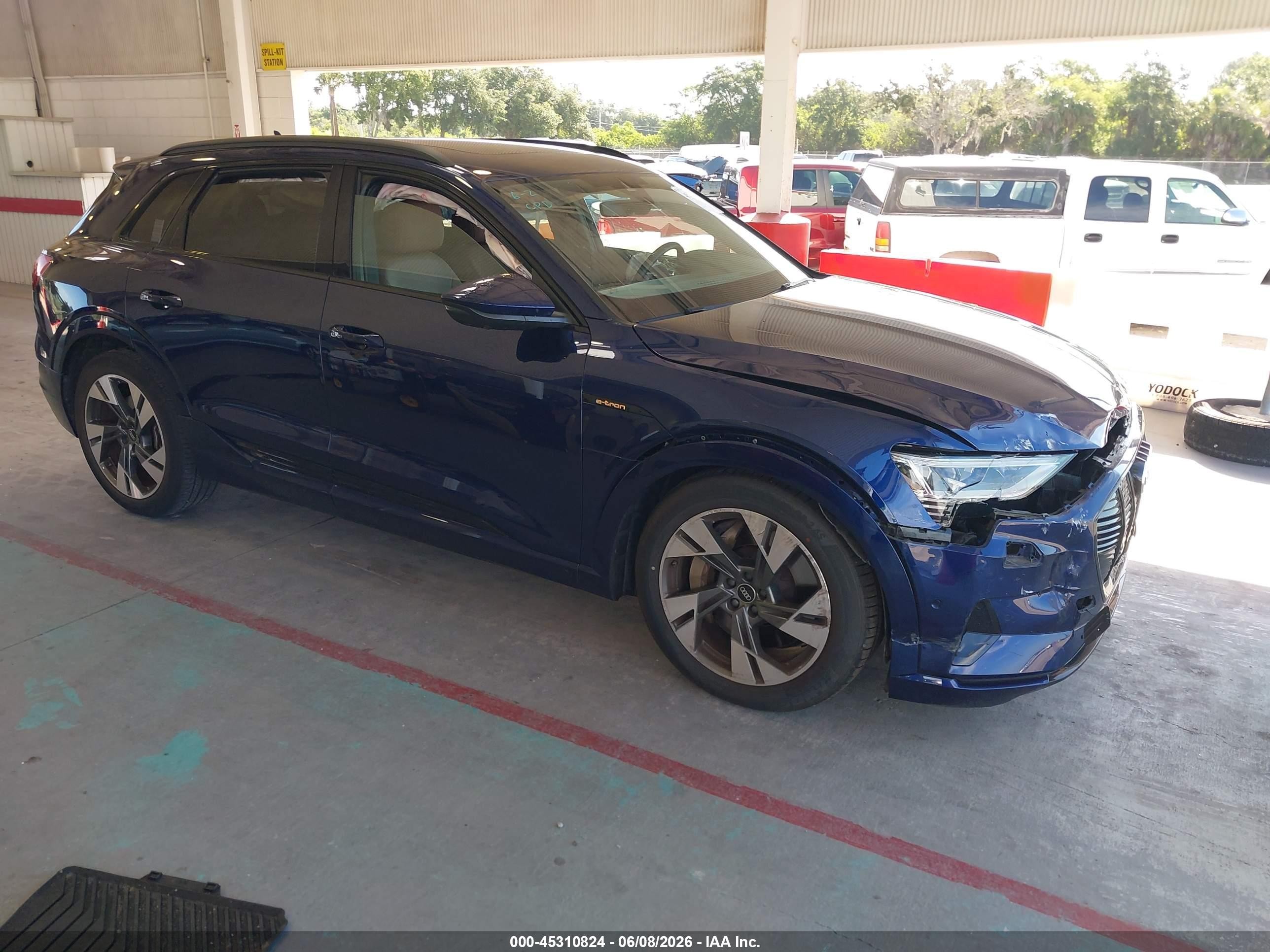 2022 Audi e-tron Premium, VIN WA1AAAGE0NB025995 — Front end