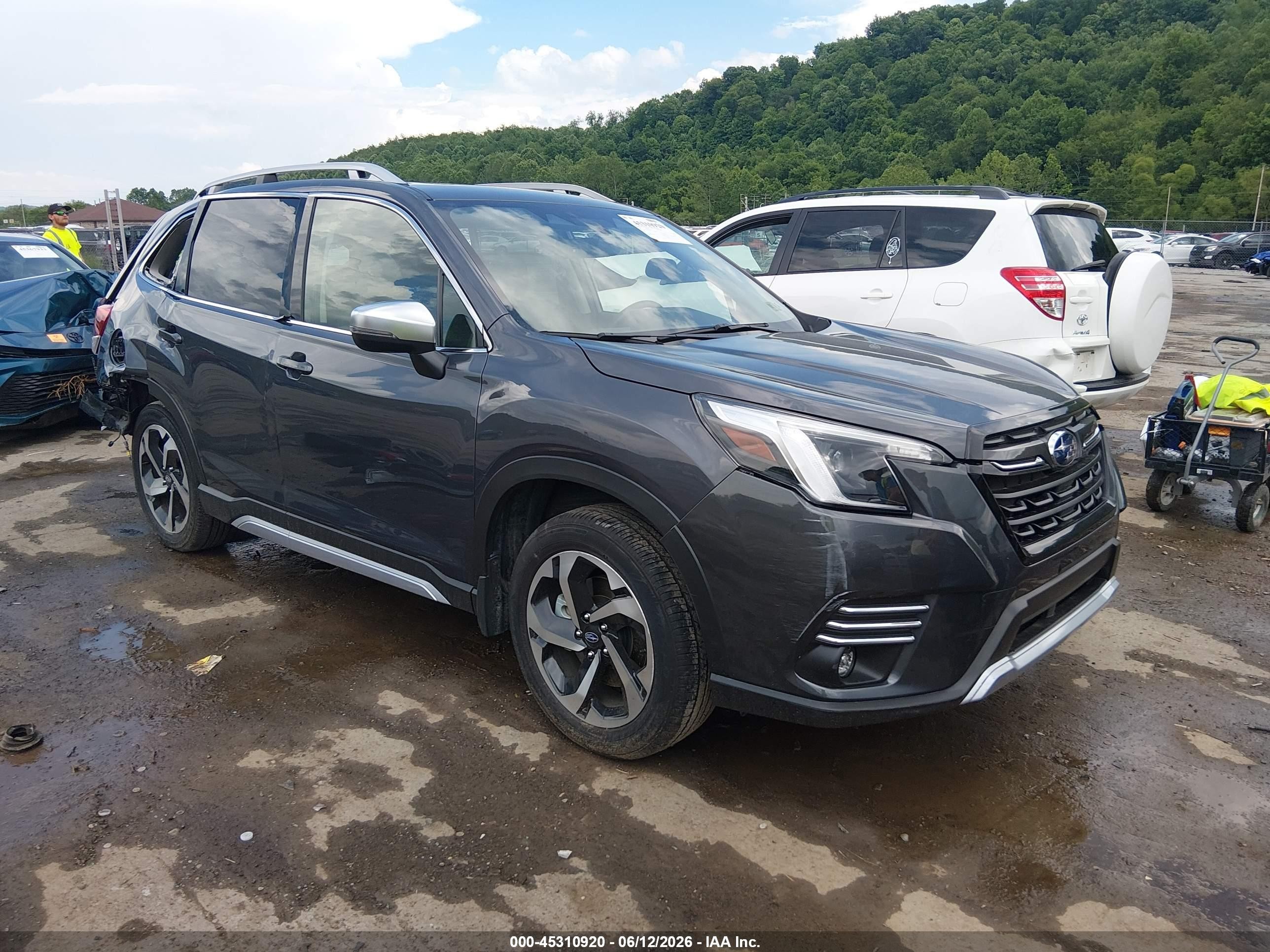 2022 Subaru Forester Touring, VIN JF2SKARC8NH485018 — Зад