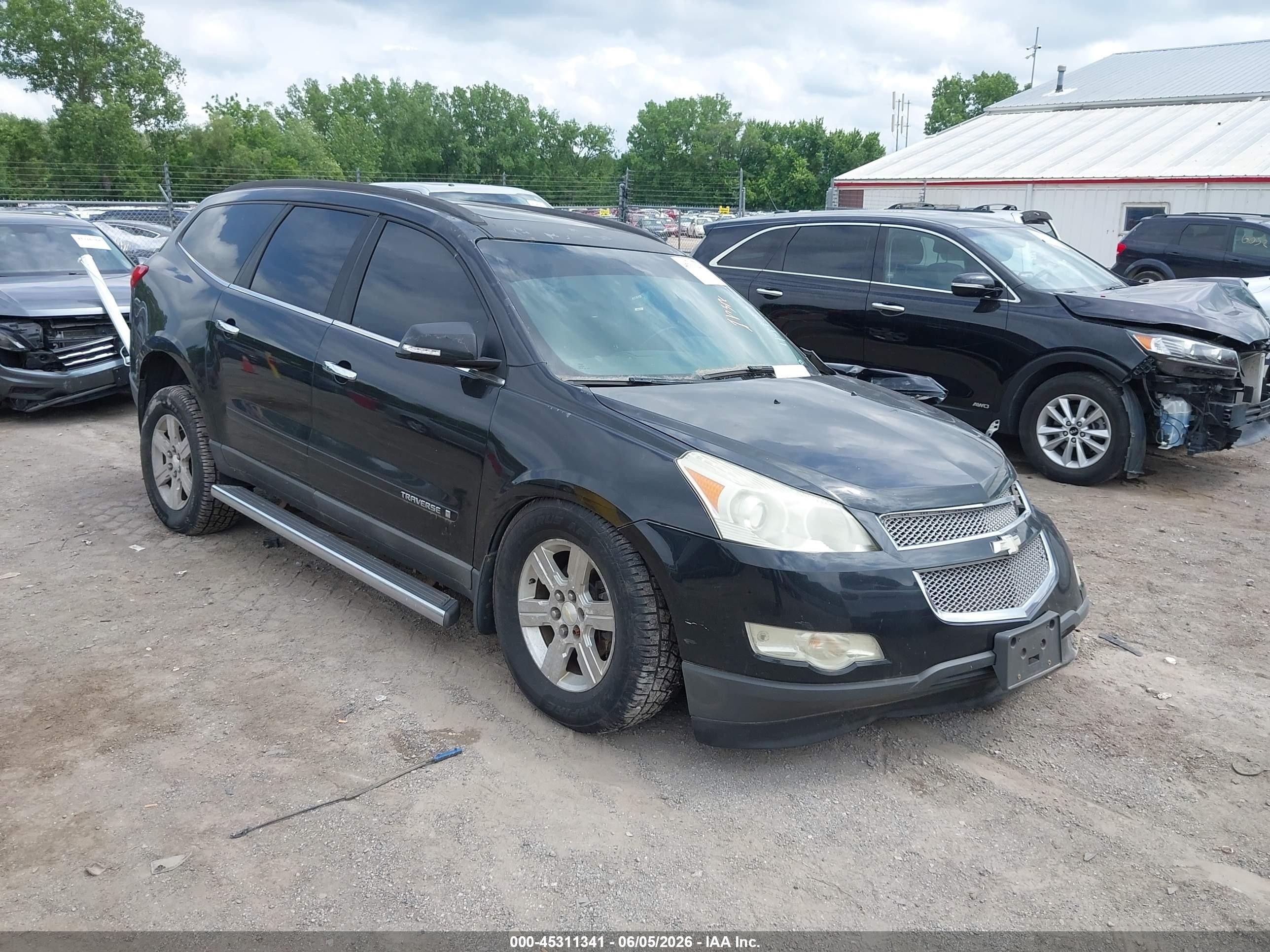 2009 Chevrolet Traverse 2LT, VIN 1GNEV23D79S119948 — Front end