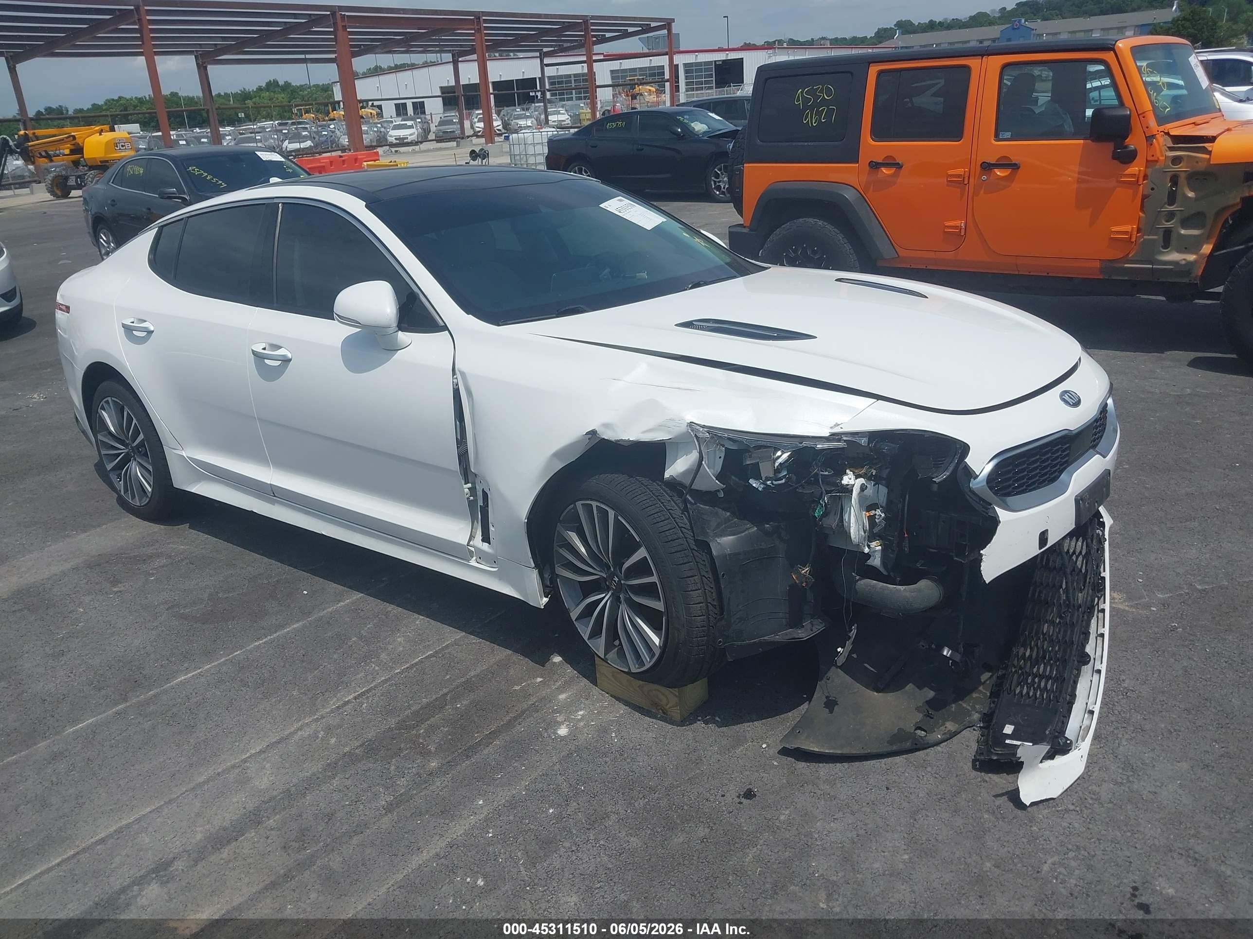 2019 Kia Stinger Premium, VIN KNAE25LA2K6052194 — Перед