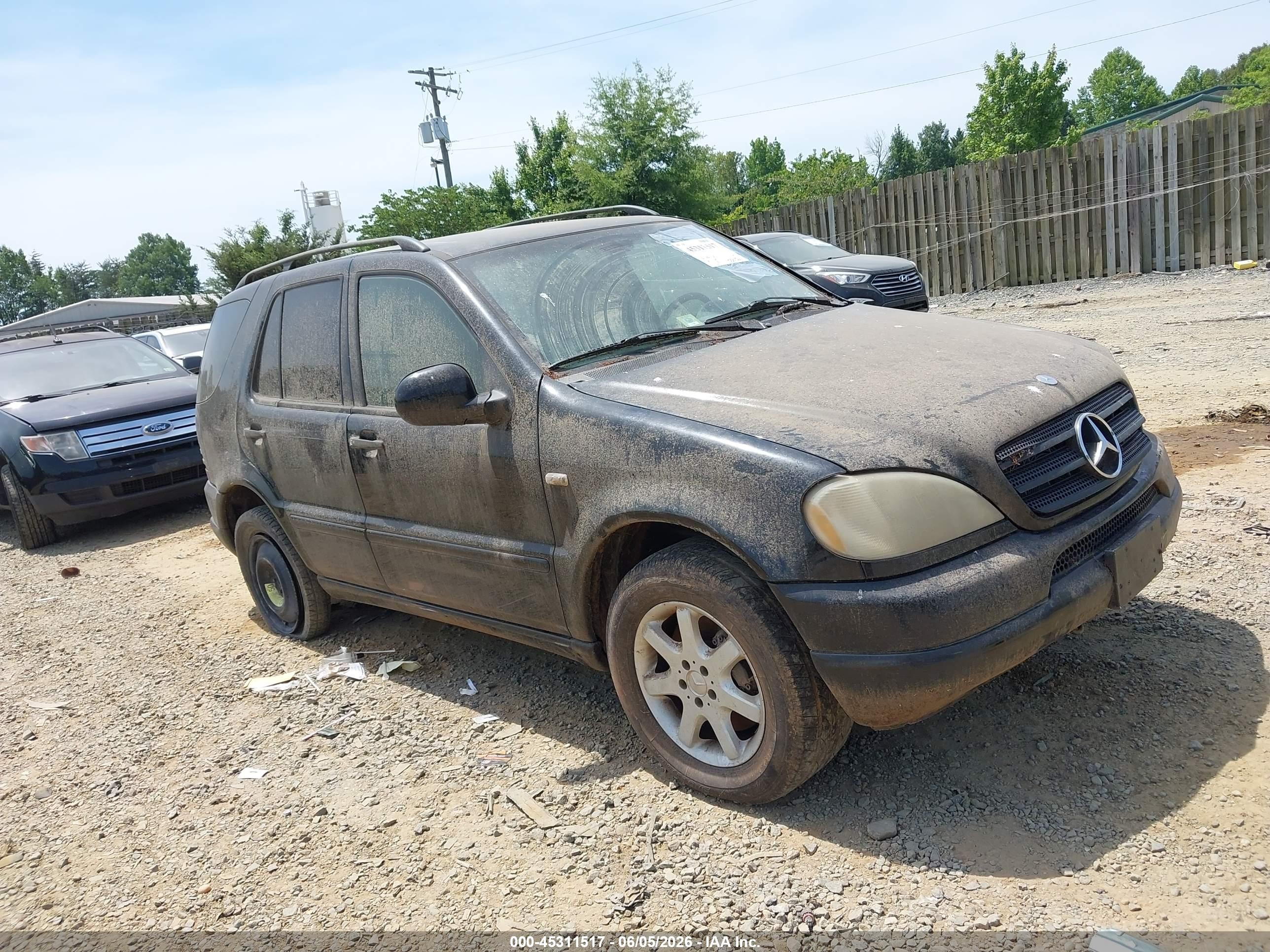 2001 Mercedes-Benz M 320/430/500, VIN 4JGAB72E71A225426 — Normal wear
