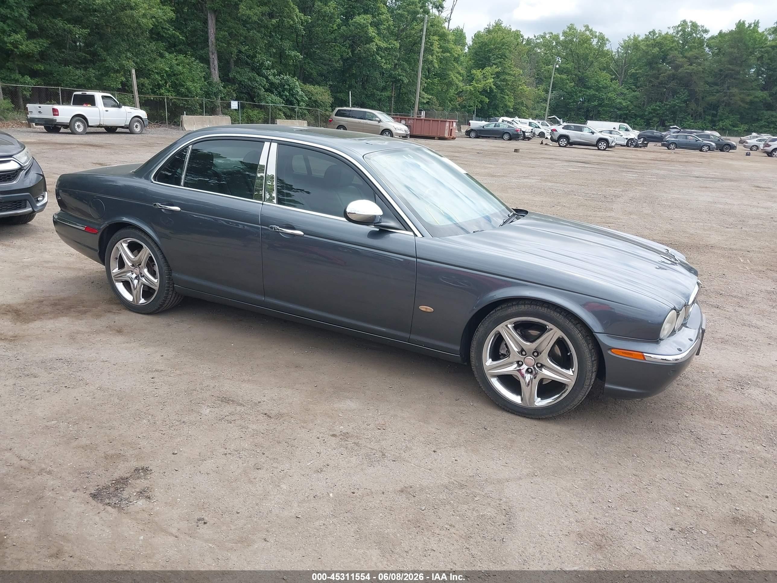 2007 Jaguar XJ 8, VIN SAJWA71B77SH17143 — Front end