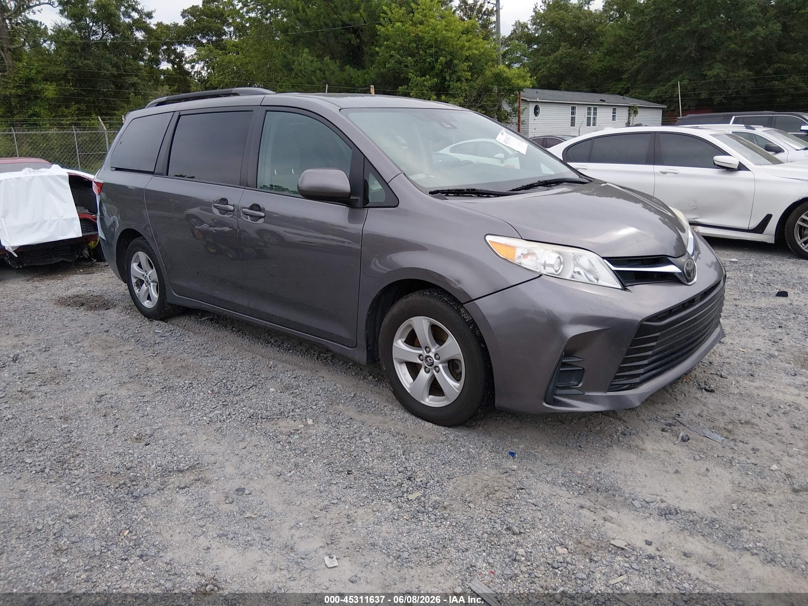2018 Toyota Sienna LE, VIN 5TDKZ3DC0JS941855 — Front end