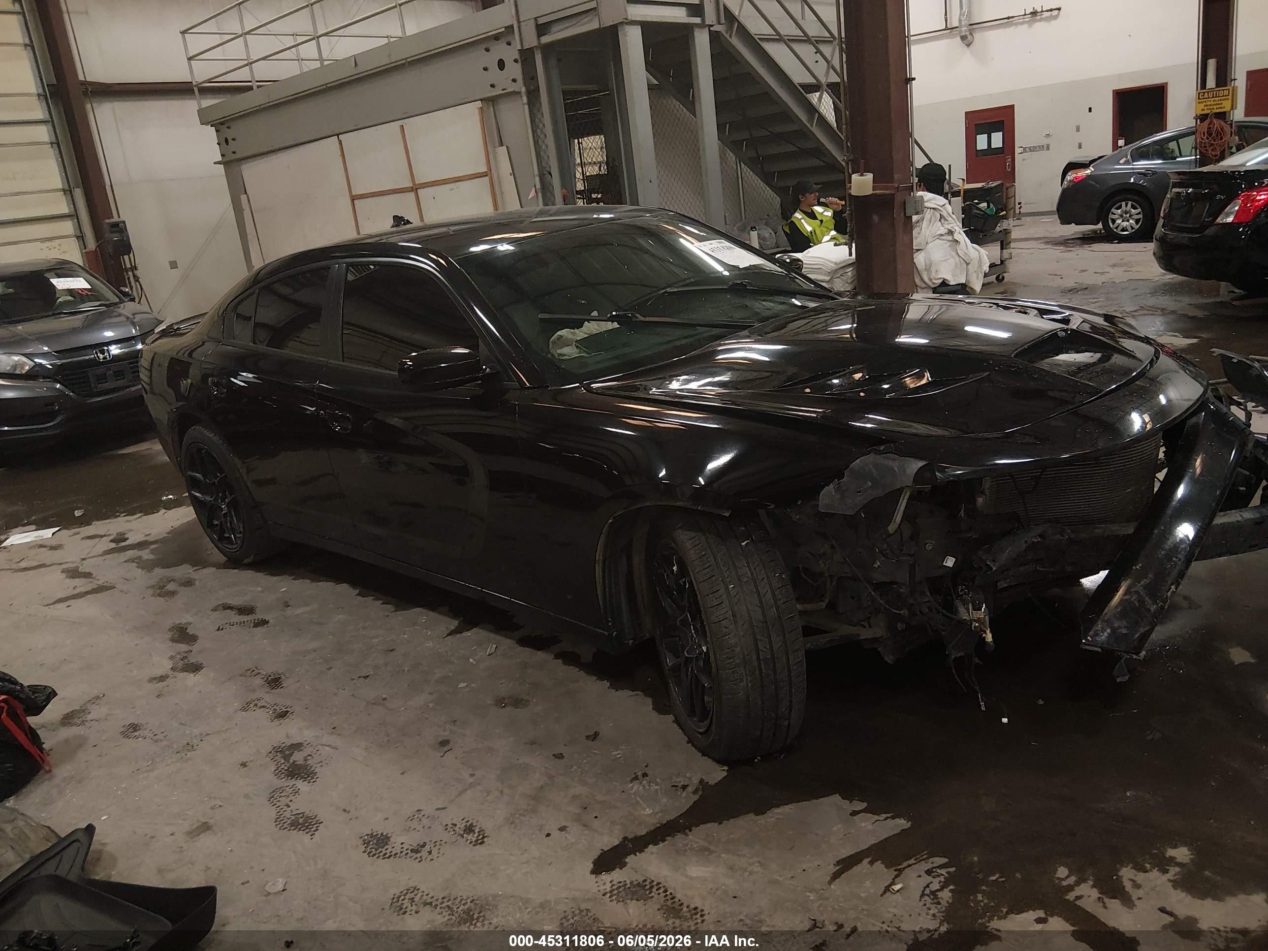 2019 Dodge Charger SXT, VIN 2C3CDXJG6KH653876 — Front end