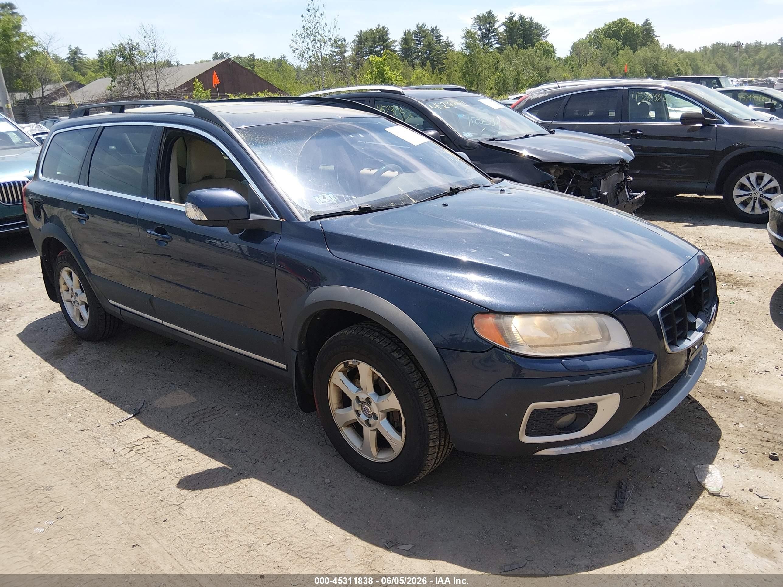 2010 Volvo XC70 3.2L, VIN YV4960BZ5A1078428 — Front end