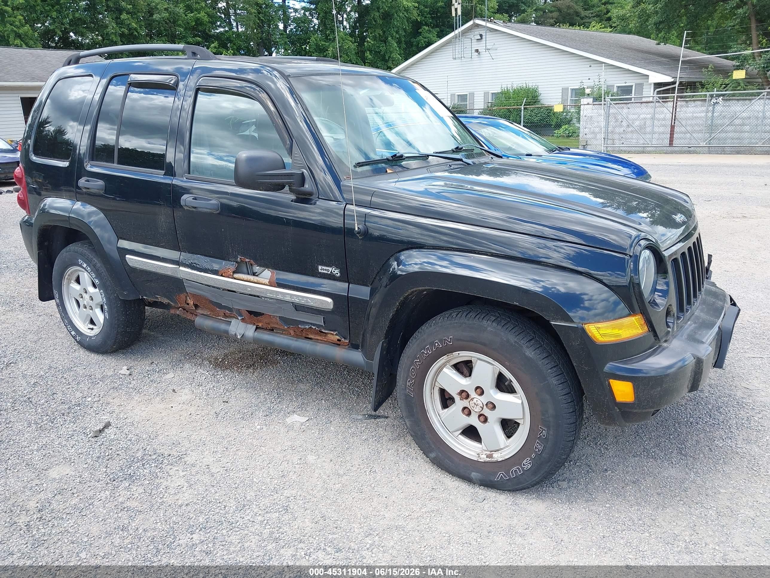 2006 Jeep Liberty Sport, VIN 1J4GL48K16W246221 — Front end