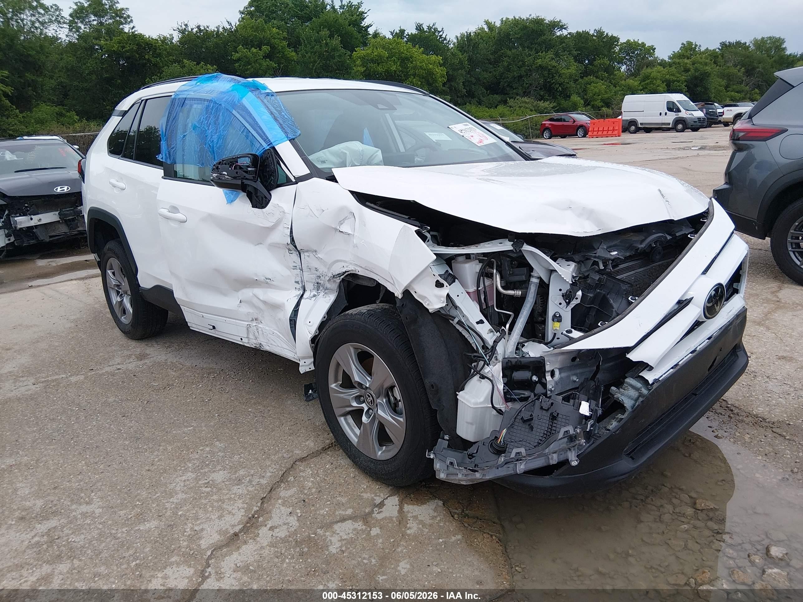 2025 Toyota RAV4 XLE, VIN 2T3W1RFV0SW374122 — Перед