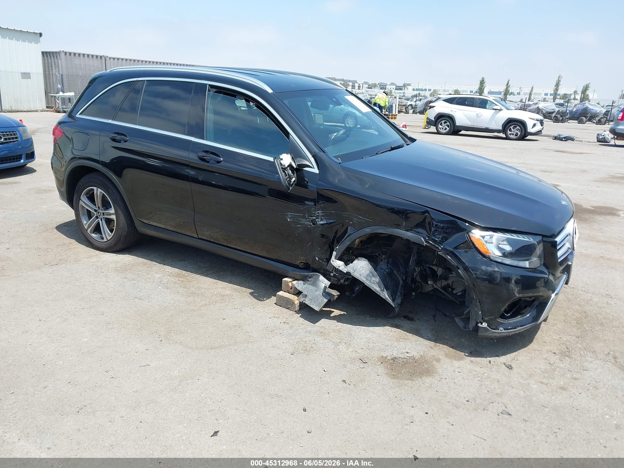 2019 Mercedes-Benz GLC 300, VIN WDC0G4JB7KF607218 — Front end